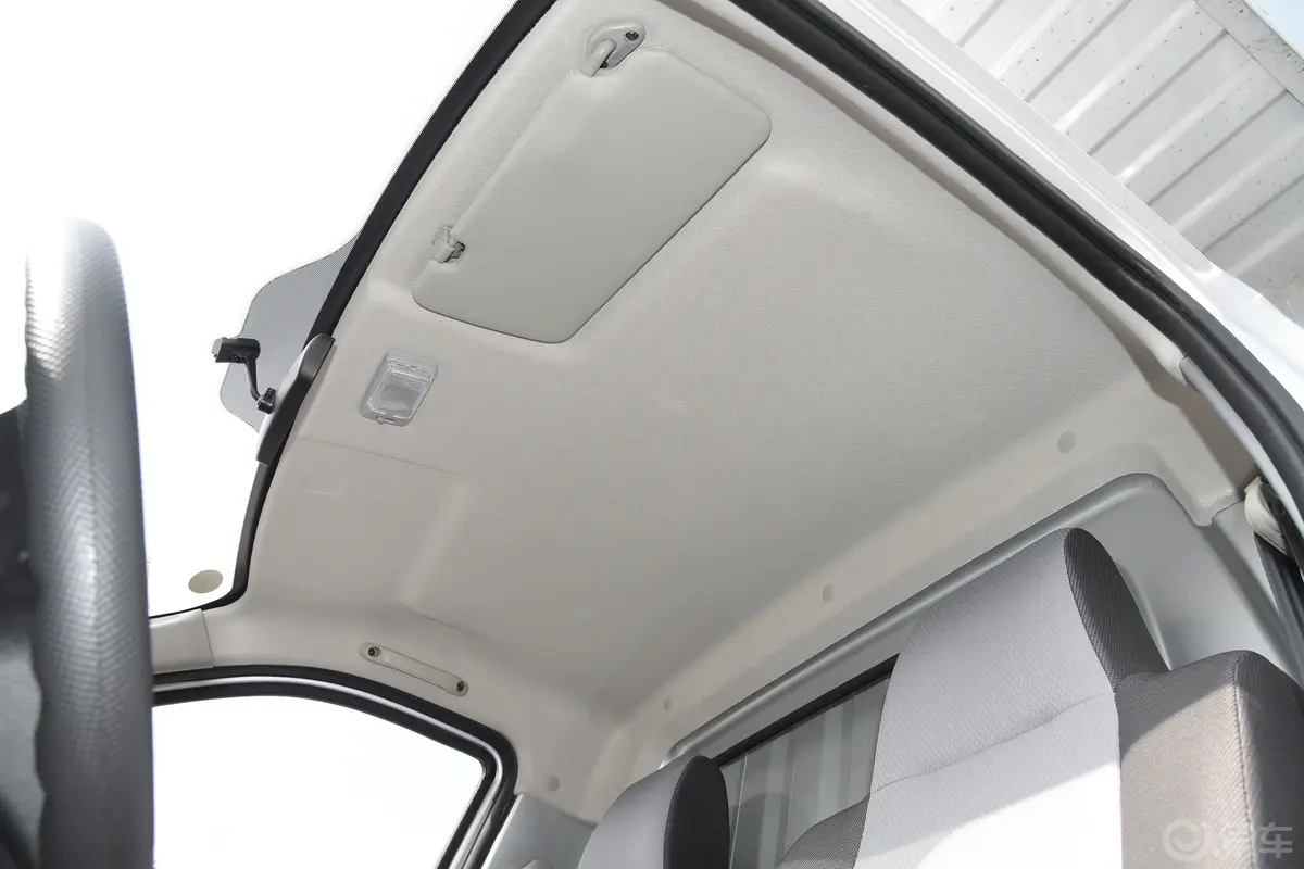 长安星卡1.5L 单排2.72米钢板厢货舒适型天窗内拍关闭