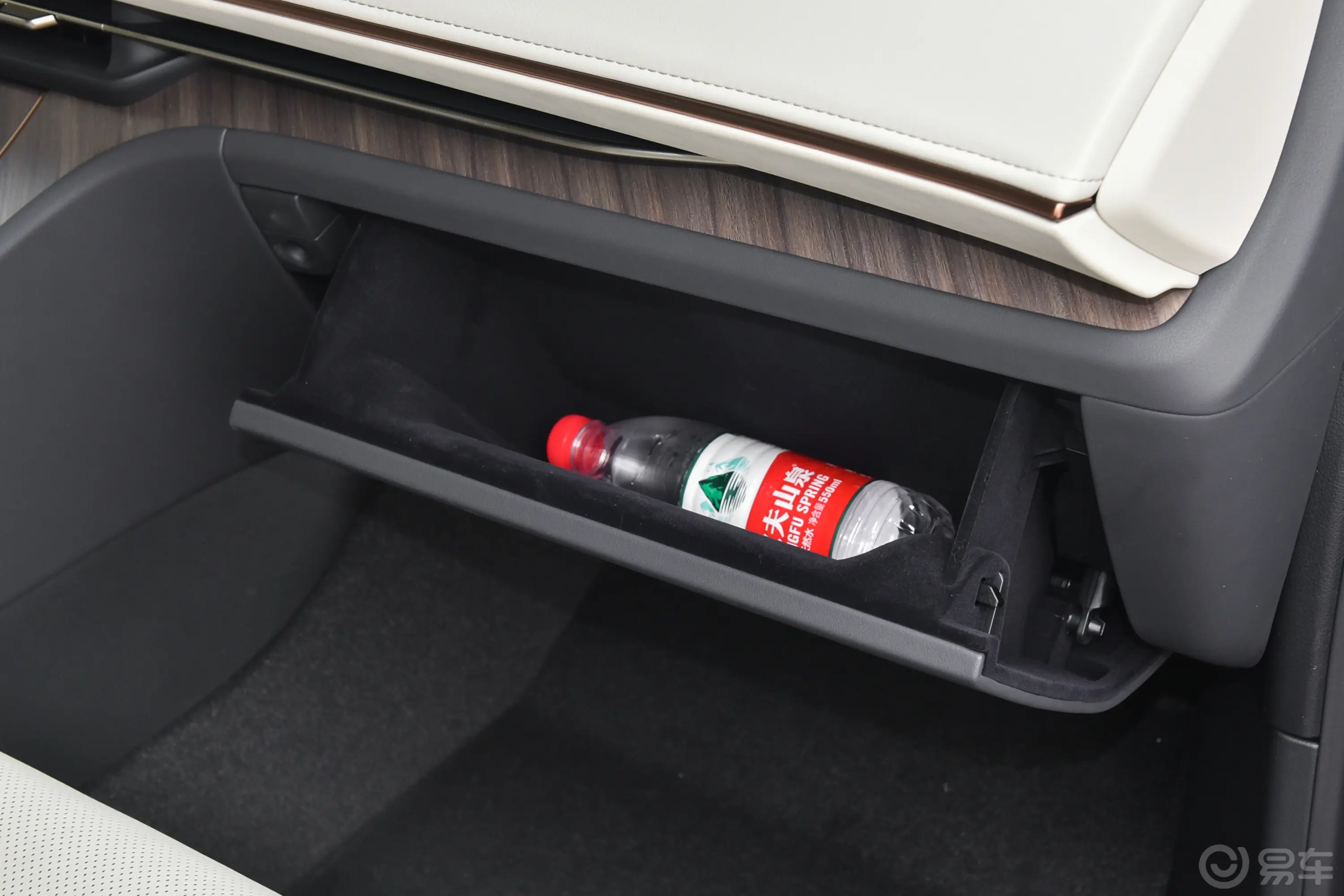 雷克萨斯LM500h 尊崇版 6座手套箱空间水瓶横置