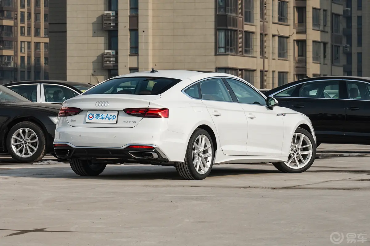 奥迪A5Sportback 40 TFSI 时尚动感型侧后45度车头向右水平