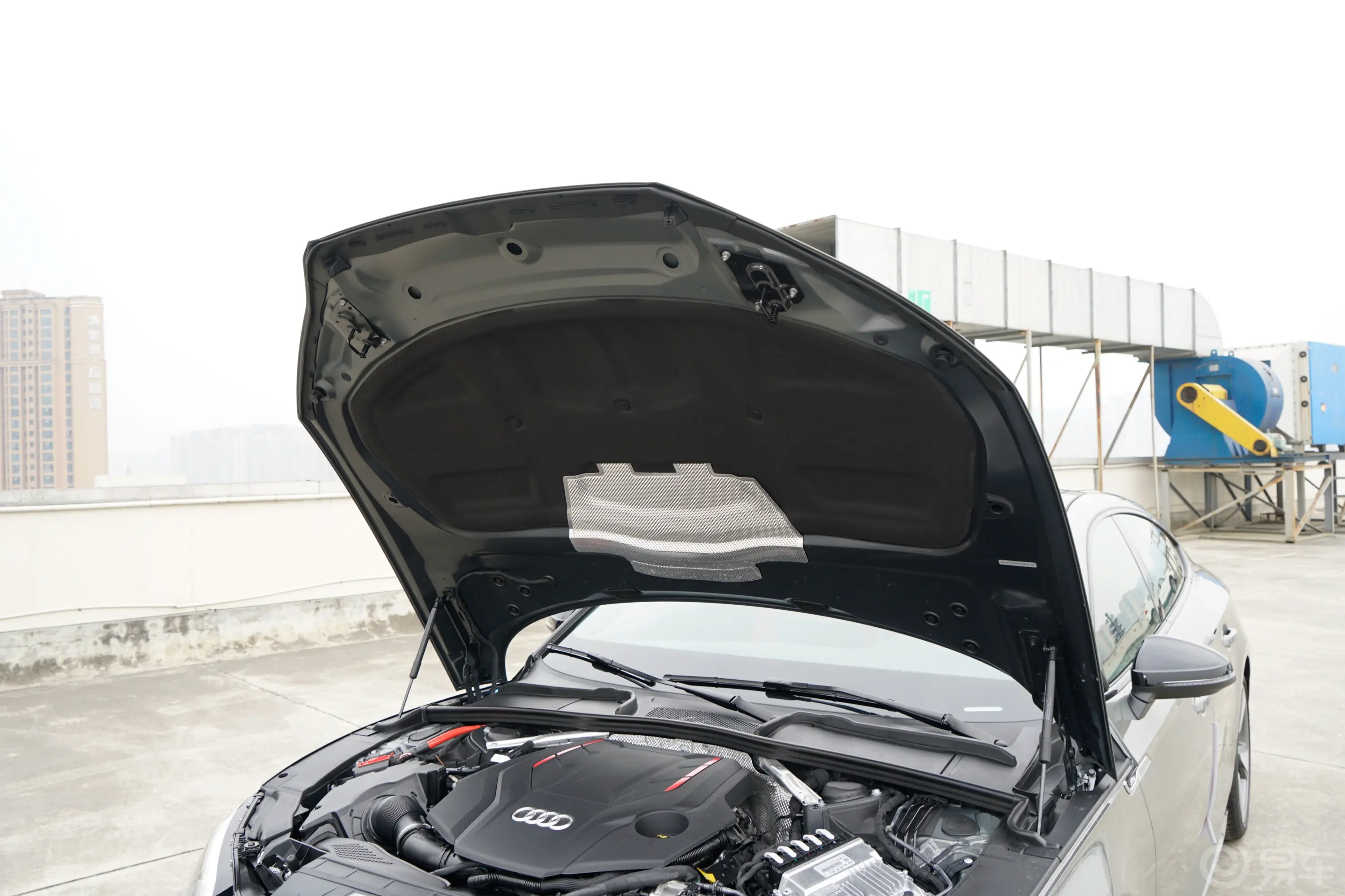 奥迪S53.0T Sportback发动机舱盖内侧
