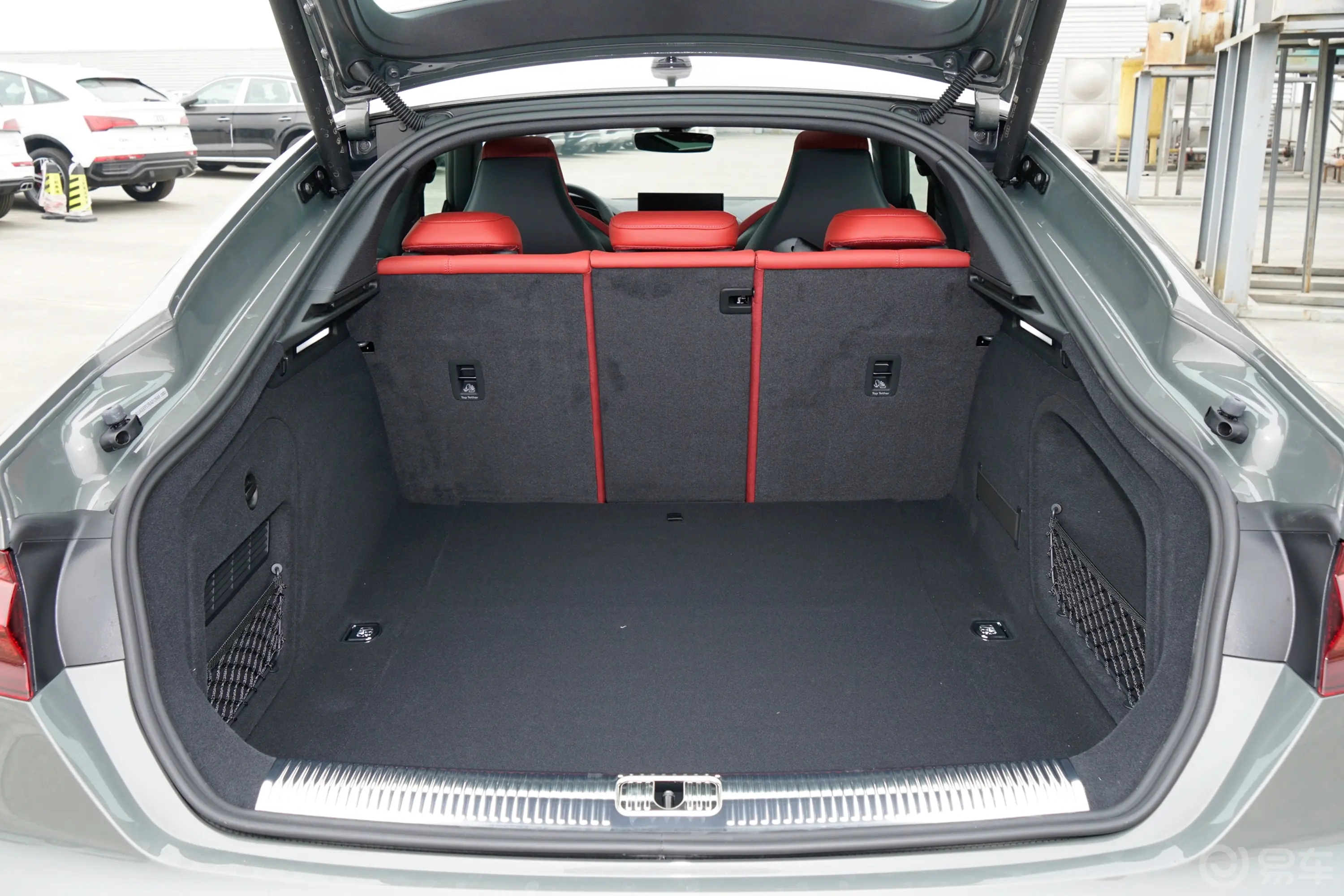 奥迪S53.0T Sportback后备厢空间特写