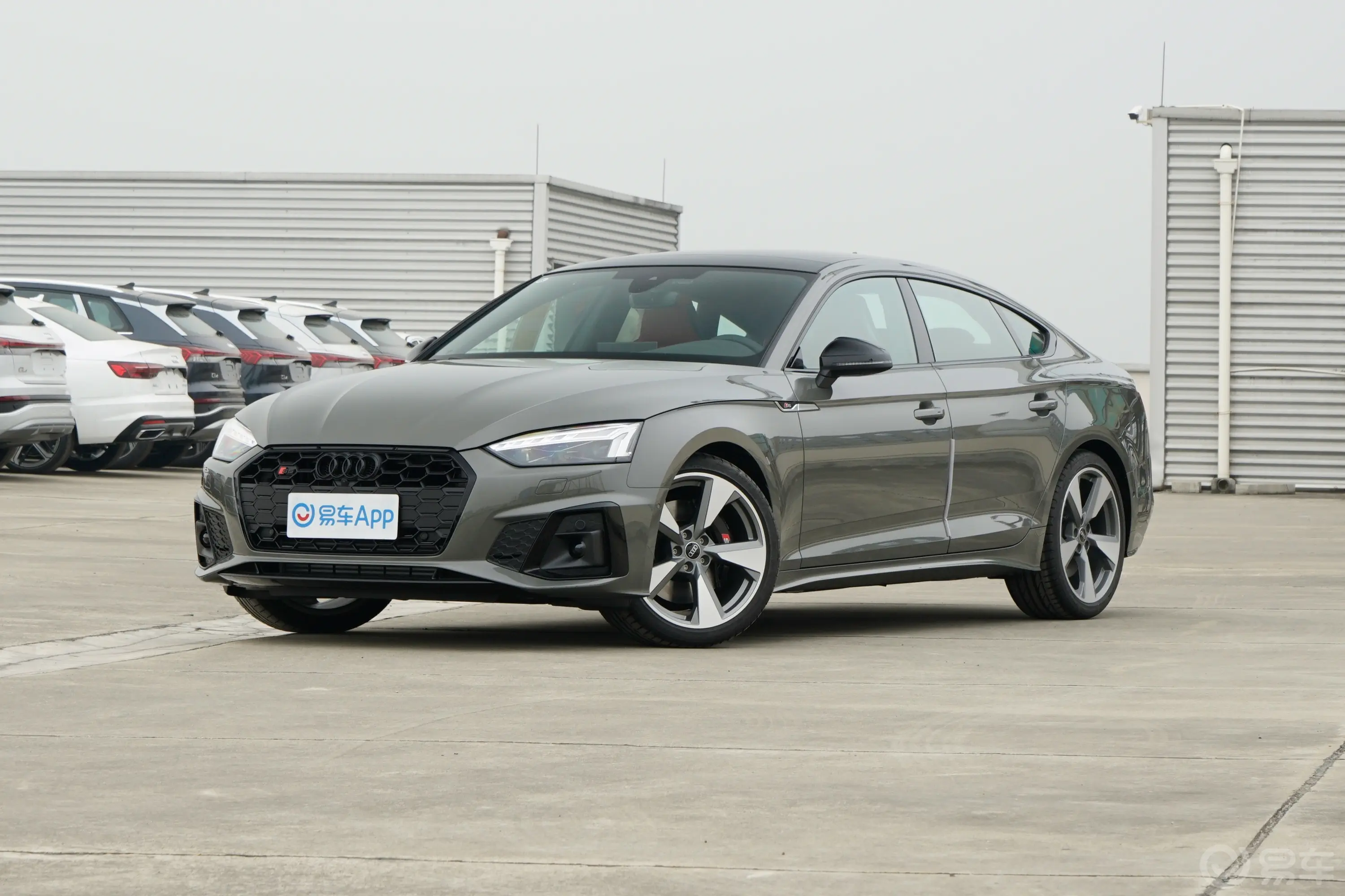 奥迪S53.0T Sportback侧前45度车头向左水平