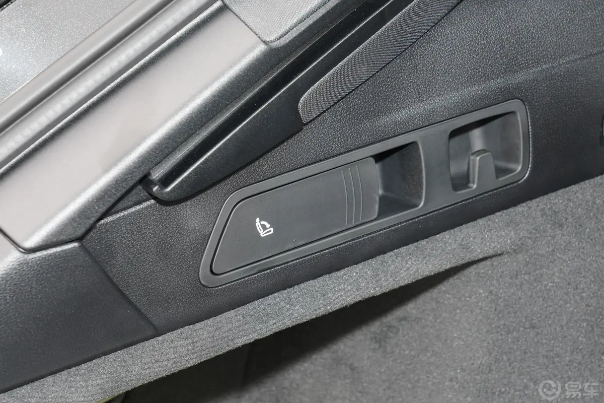 奥迪RS 64.0T Avant Performance后备厢