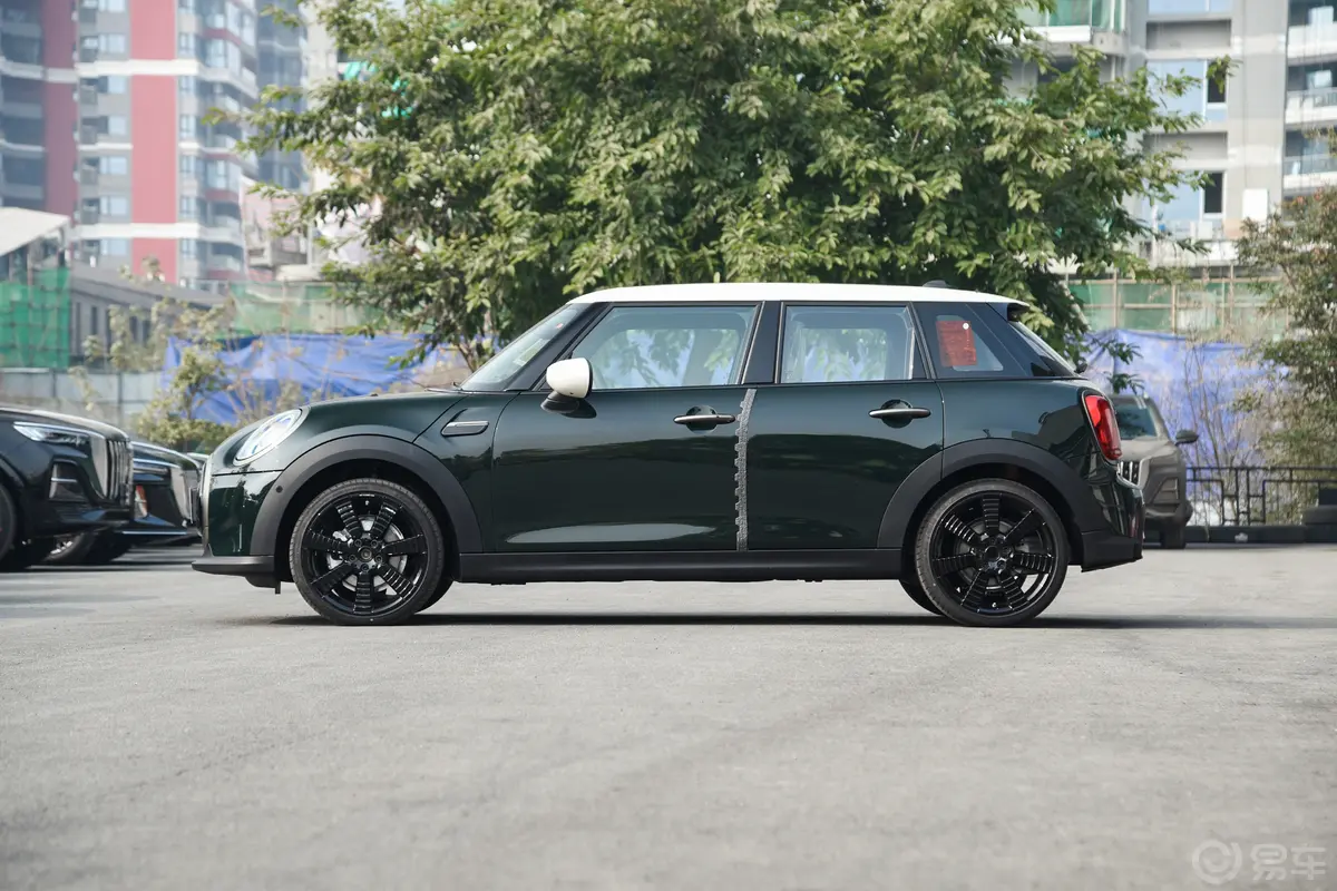 MINI1.5T COOPER 执迷版 五门版正侧车头向左水平