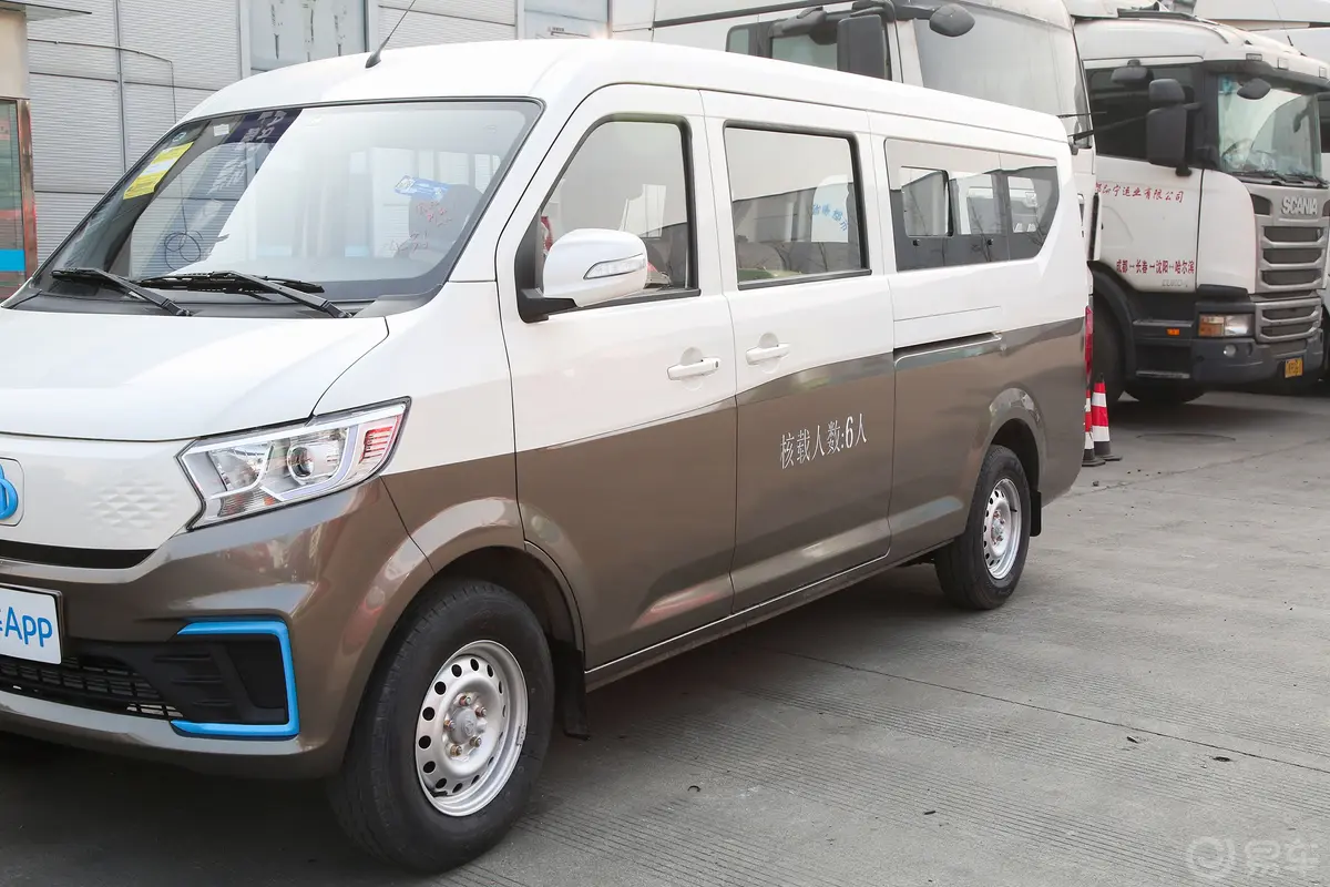 跨越星V7 EV251km 客车对开门豪华型 6座外观细节