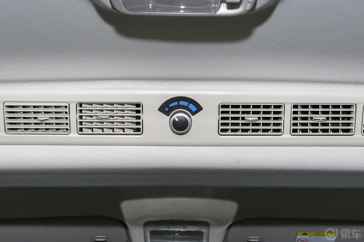 菱智PLUS1.5T 手动舒适型 7座后排空调控制键