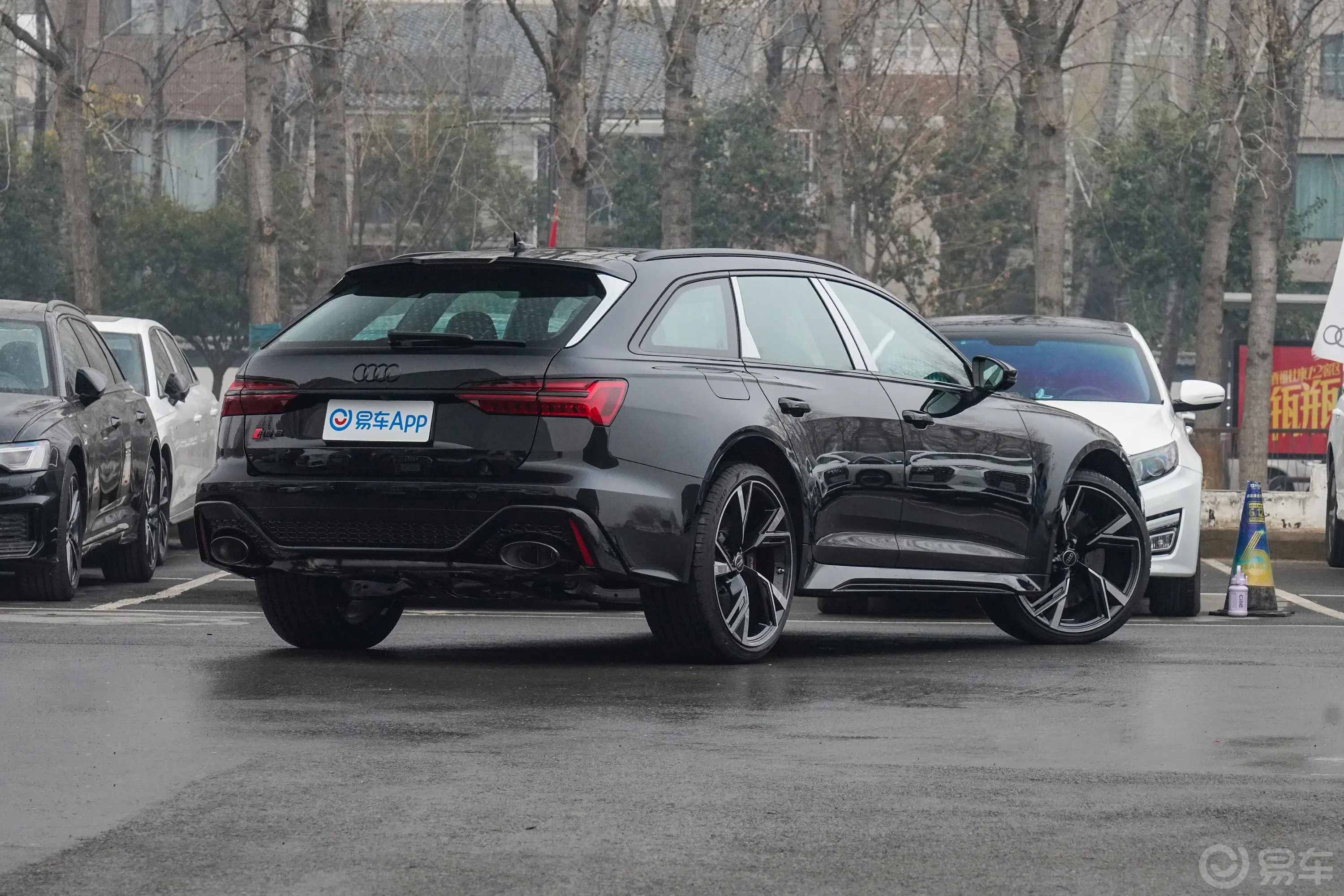 奥迪RS 64.0T Avant Performance侧后45度车头向右水平