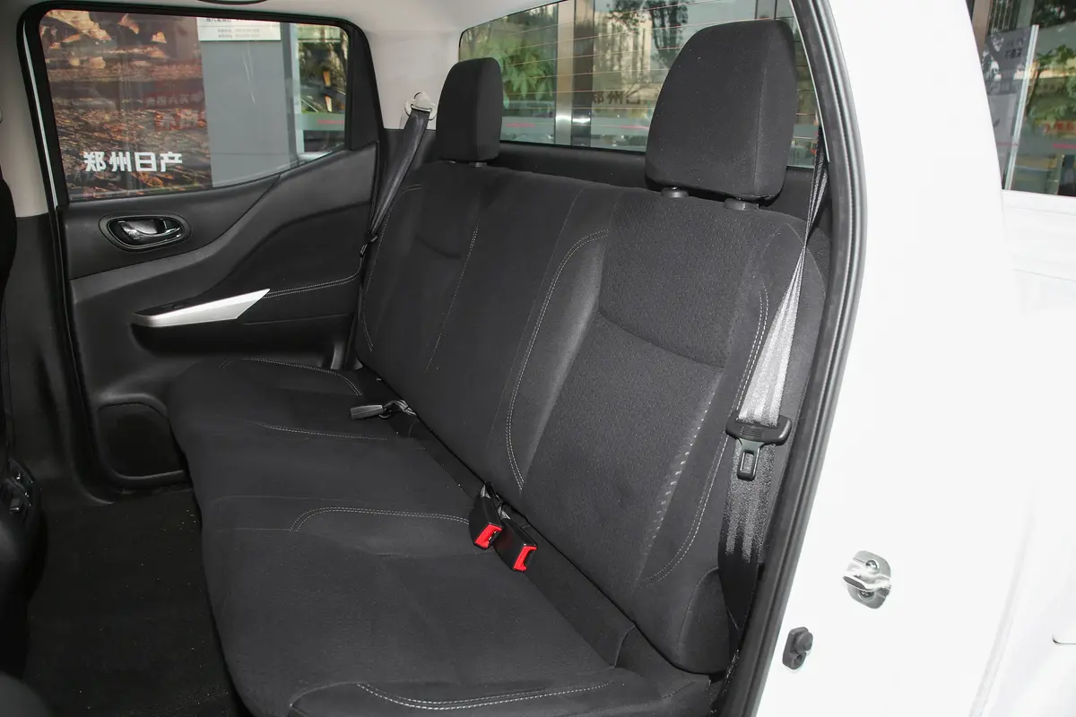 纳瓦拉改款 2.5L 手动两驱舒适型后排座椅