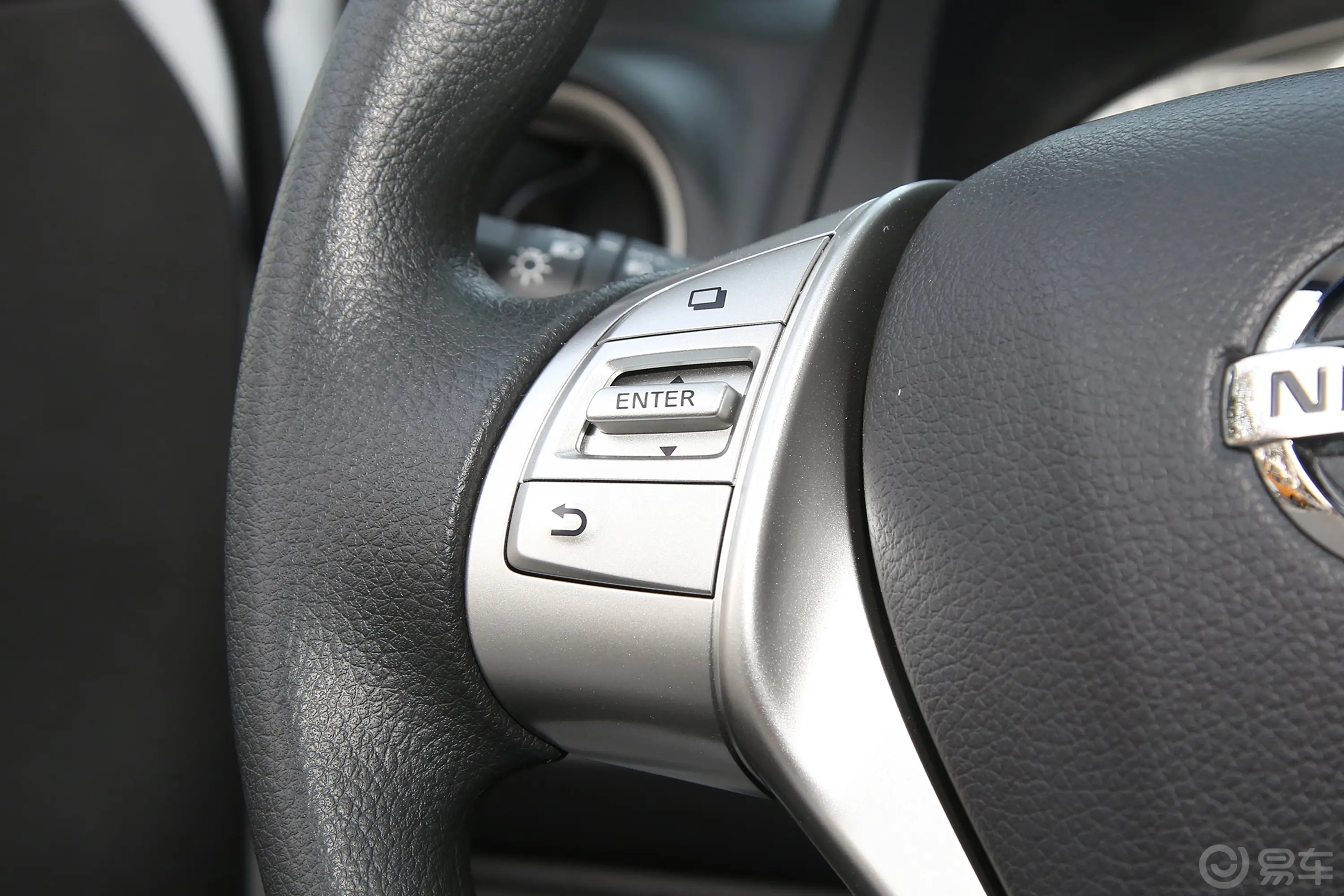 纳瓦拉改款 2.5L 手动两驱舒适型左侧方向盘功能按键