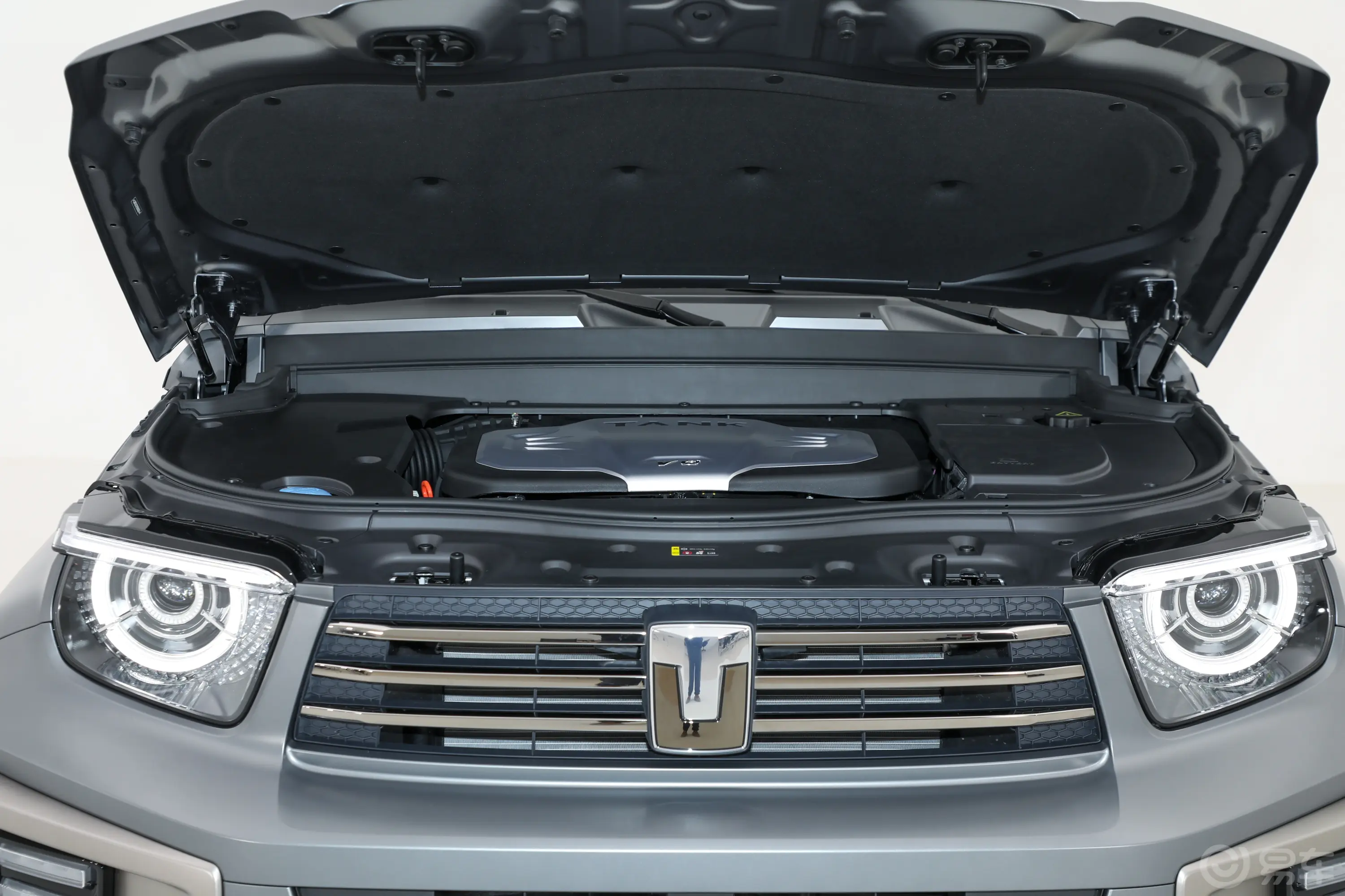 坦克700新能源3.0T Hi4-T 极境版前舱整体