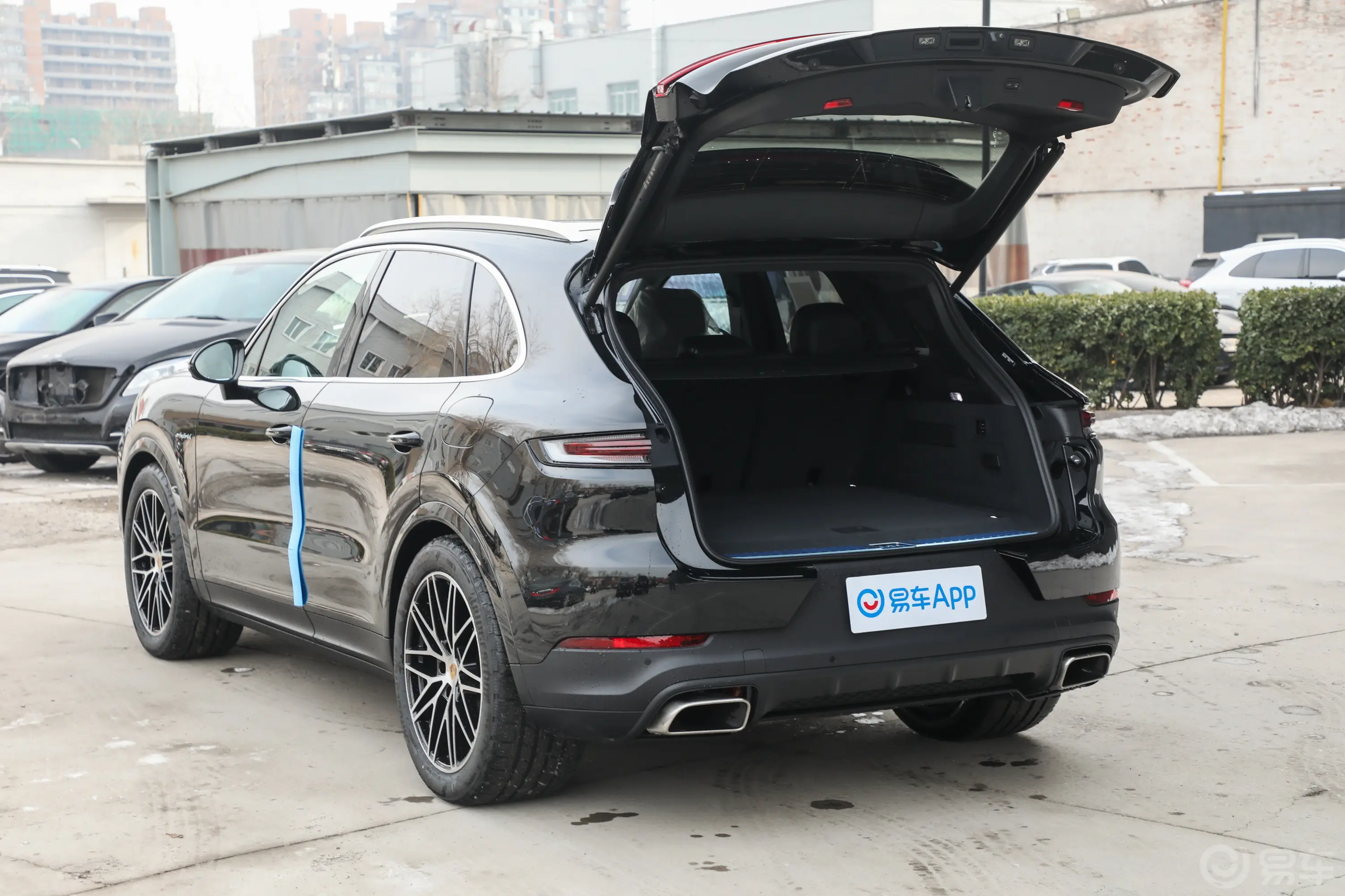 Cayenne E-HybridCayenne 2.0T后备厢开启45度侧拍