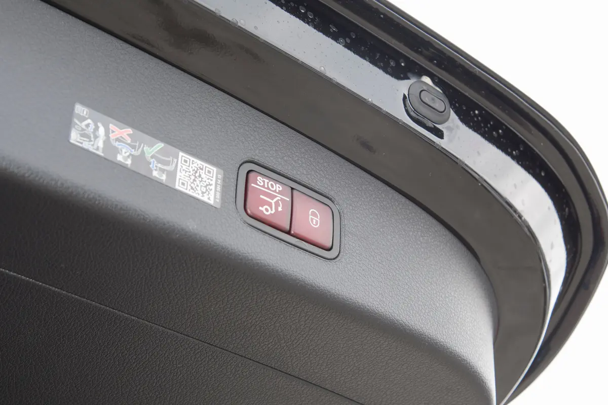奔驰GLC改款 GLC 300 L 4MATIC 豪华型 5座电动尾门按键（手动扶手）