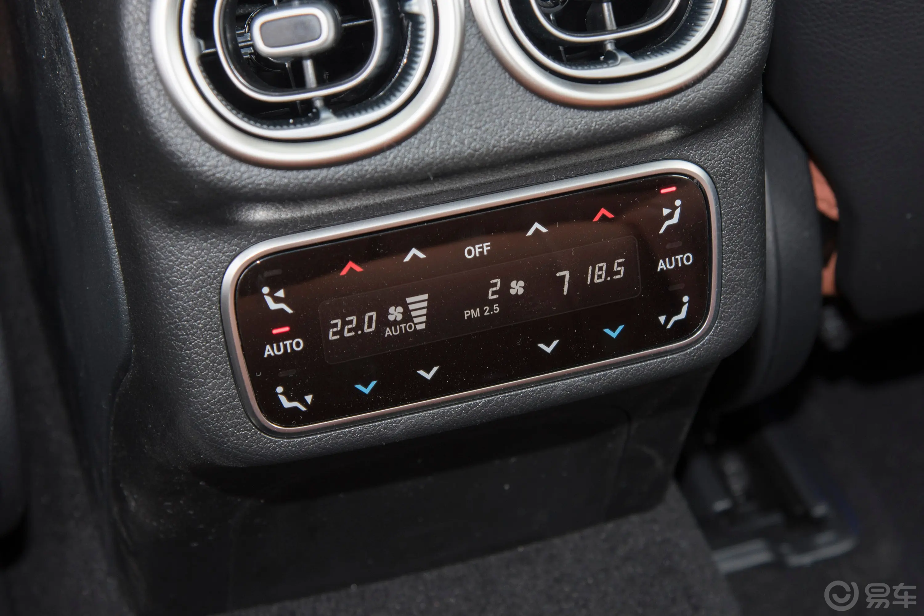 奔驰GLC改款 GLC 300 L 4MATIC 豪华型 5座后排空调控制键