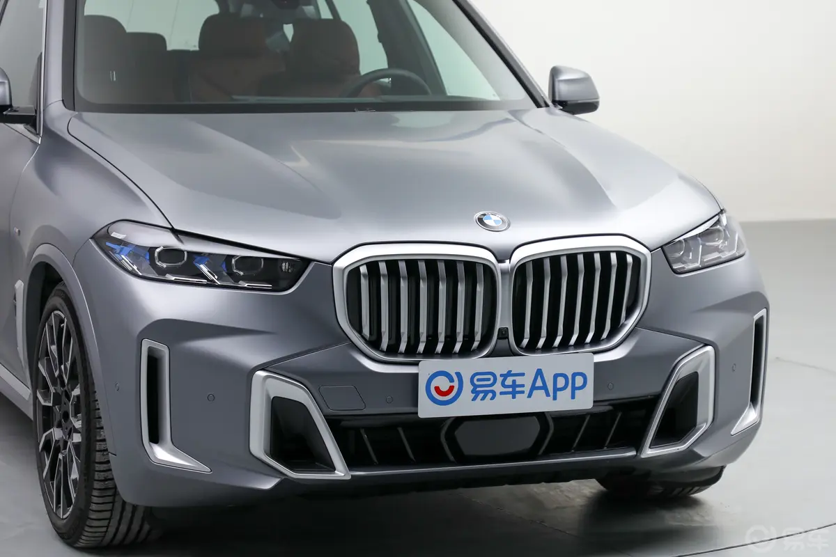 宝马X5xDrive40Li 尊享型M运动曜夜套装前格栅侧俯拍