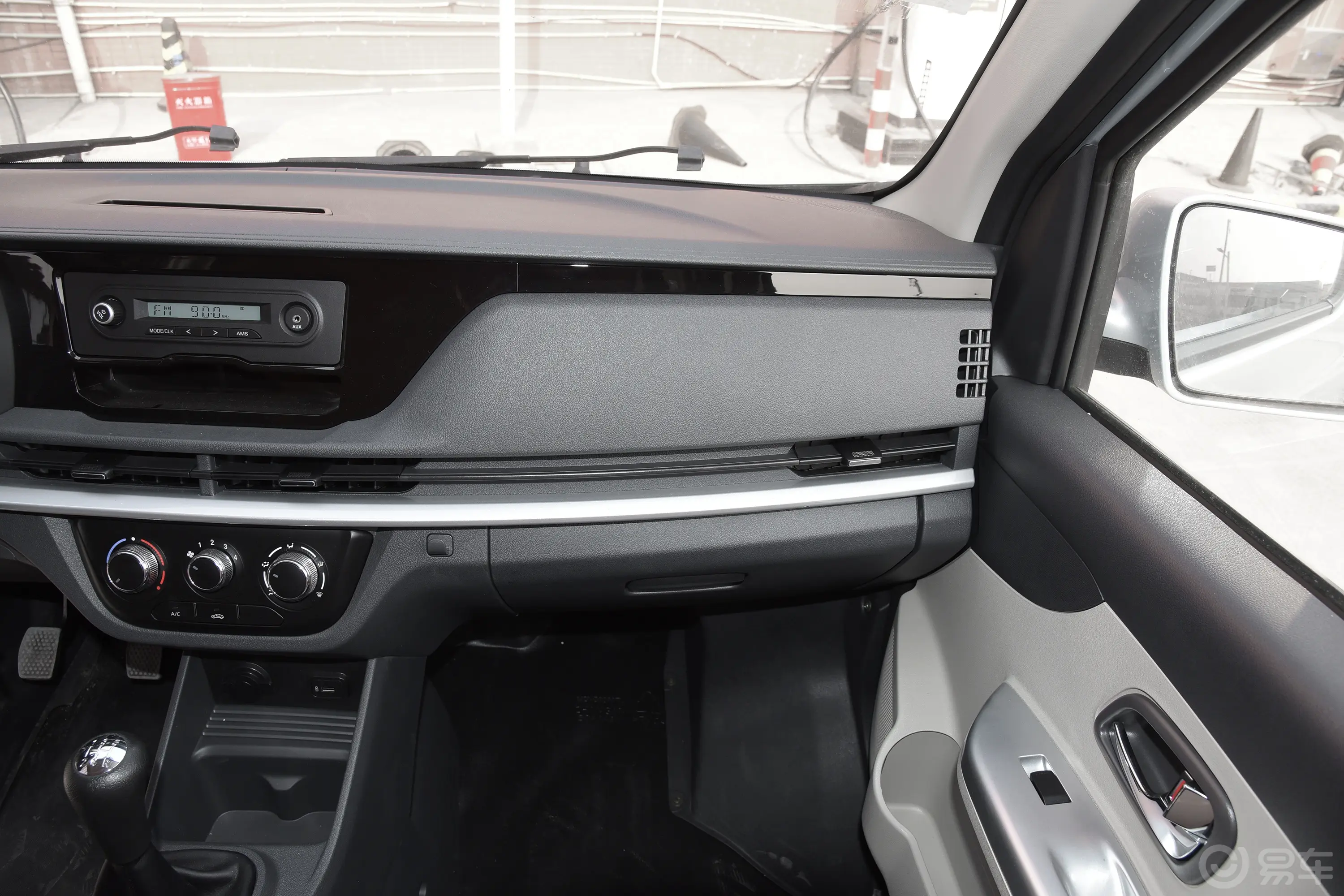 长安星卡1.5L 单排3.06米仓栅车舒适型副驾驶位区域