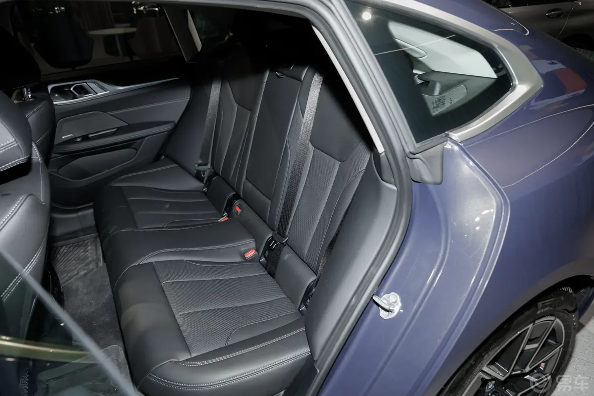 宝马i4eDrive35 星谧紫特别版后备厢空间特写
