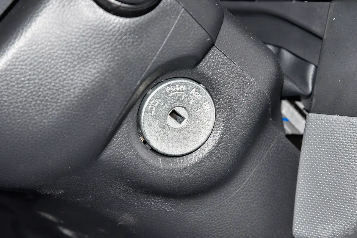 御风多功能车 V9+ 2.0T 双离合前驱短轴中顶 9座钥匙孔或一键启动按键