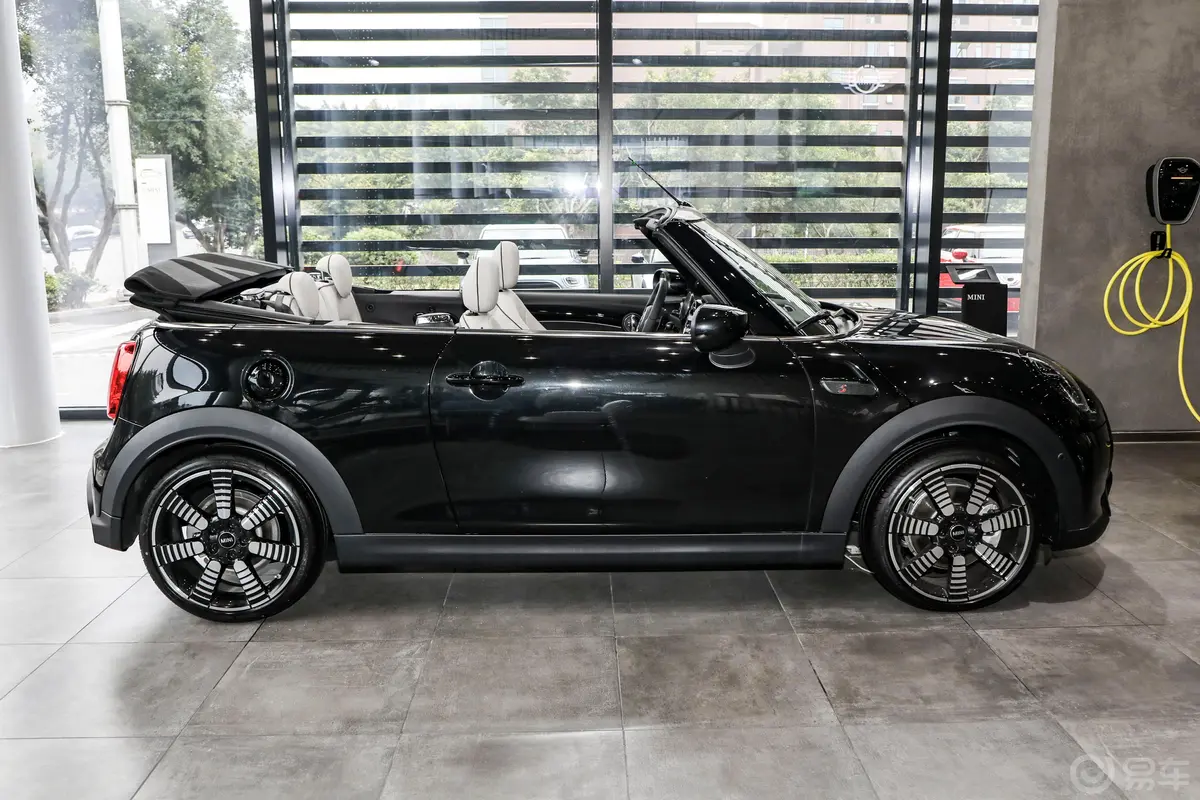 MINI CABRIO改款二 2.0T COOPER S CABRIO 艺术家敞篷状态