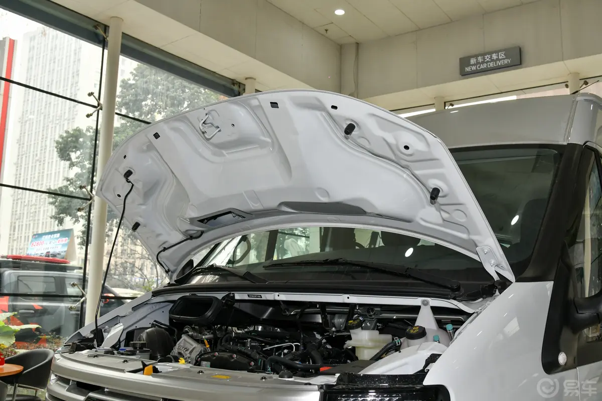 江铃福顺2.0T 自动中轴中顶商务型 9座 柴油前舱盖内侧