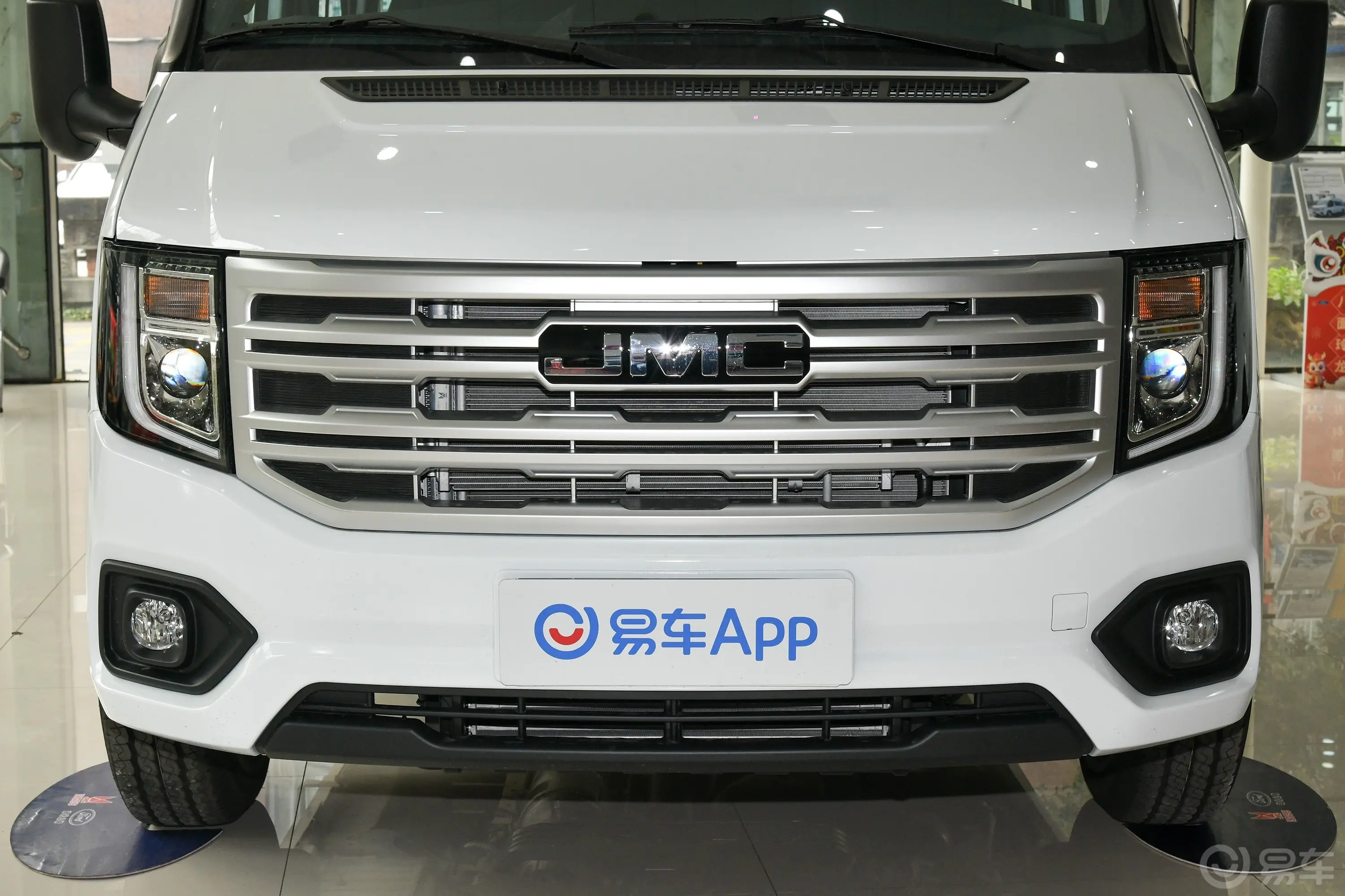江铃福顺2.0T 自动中轴中顶商务型 9座 柴油外观细节