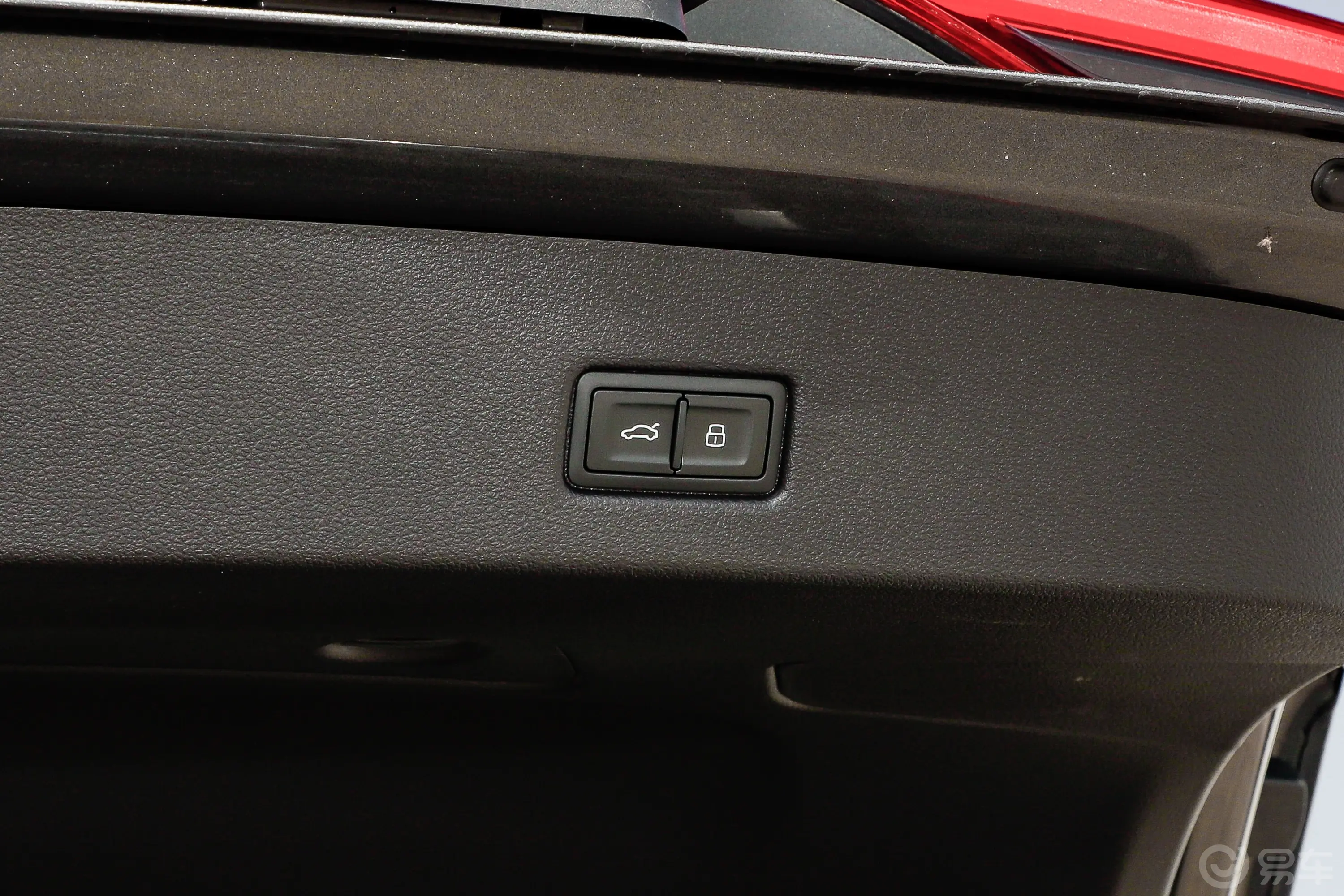 奥迪A755 TFSI quattro 尊享型电动尾门按键（手动扶手）