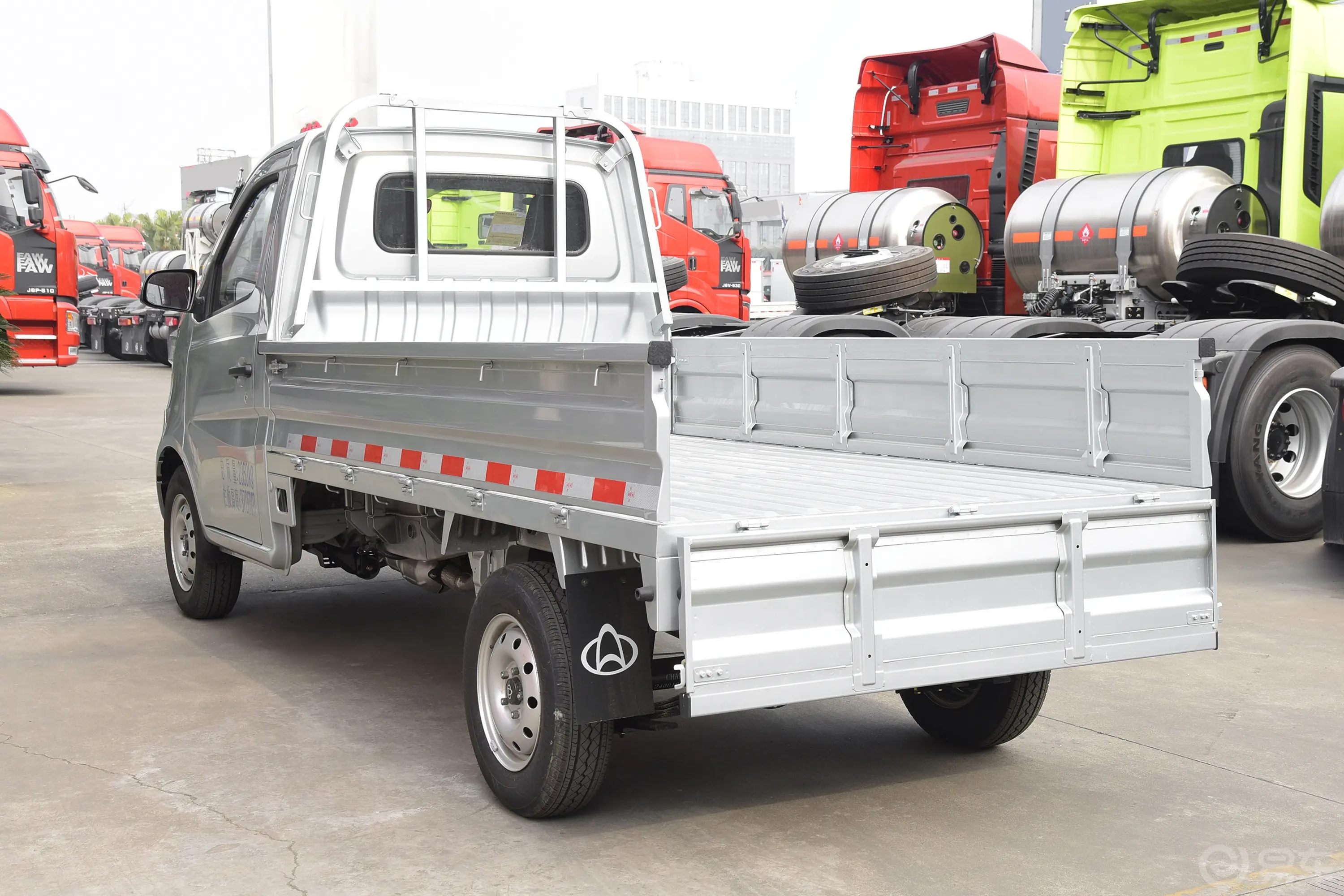 长安星卡1.5L 单排2.8米载货汽车舒适型空调后备厢开启45度侧拍