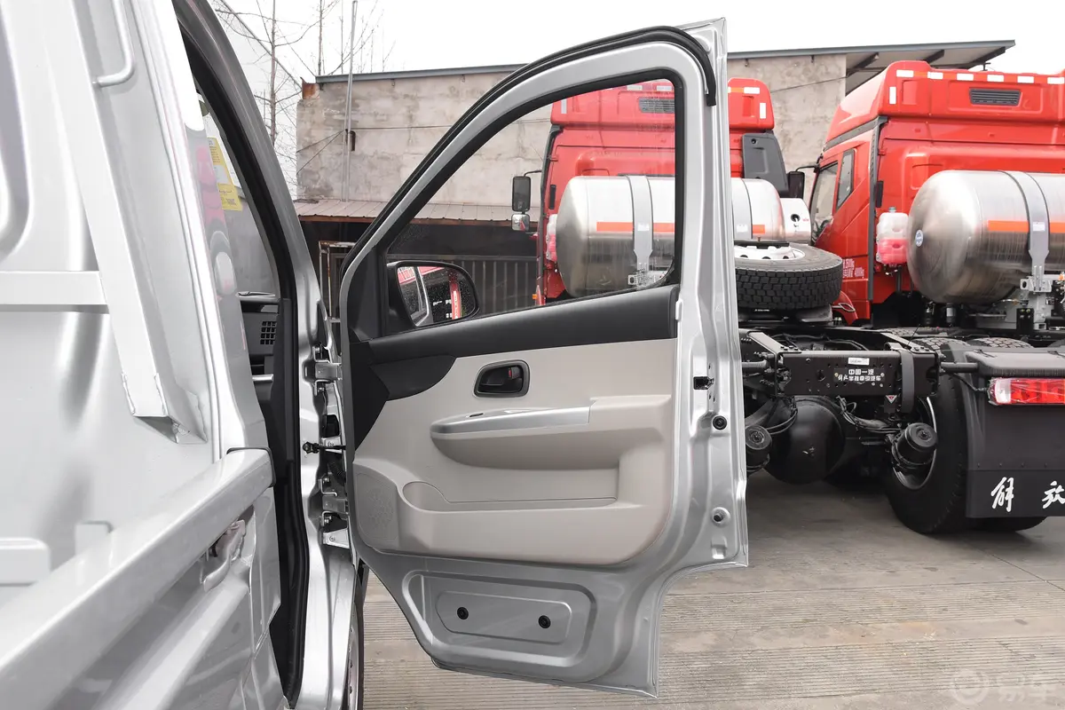 长安星卡1.5L 单排2.8米载货汽车舒适型空调副驾驶员车门