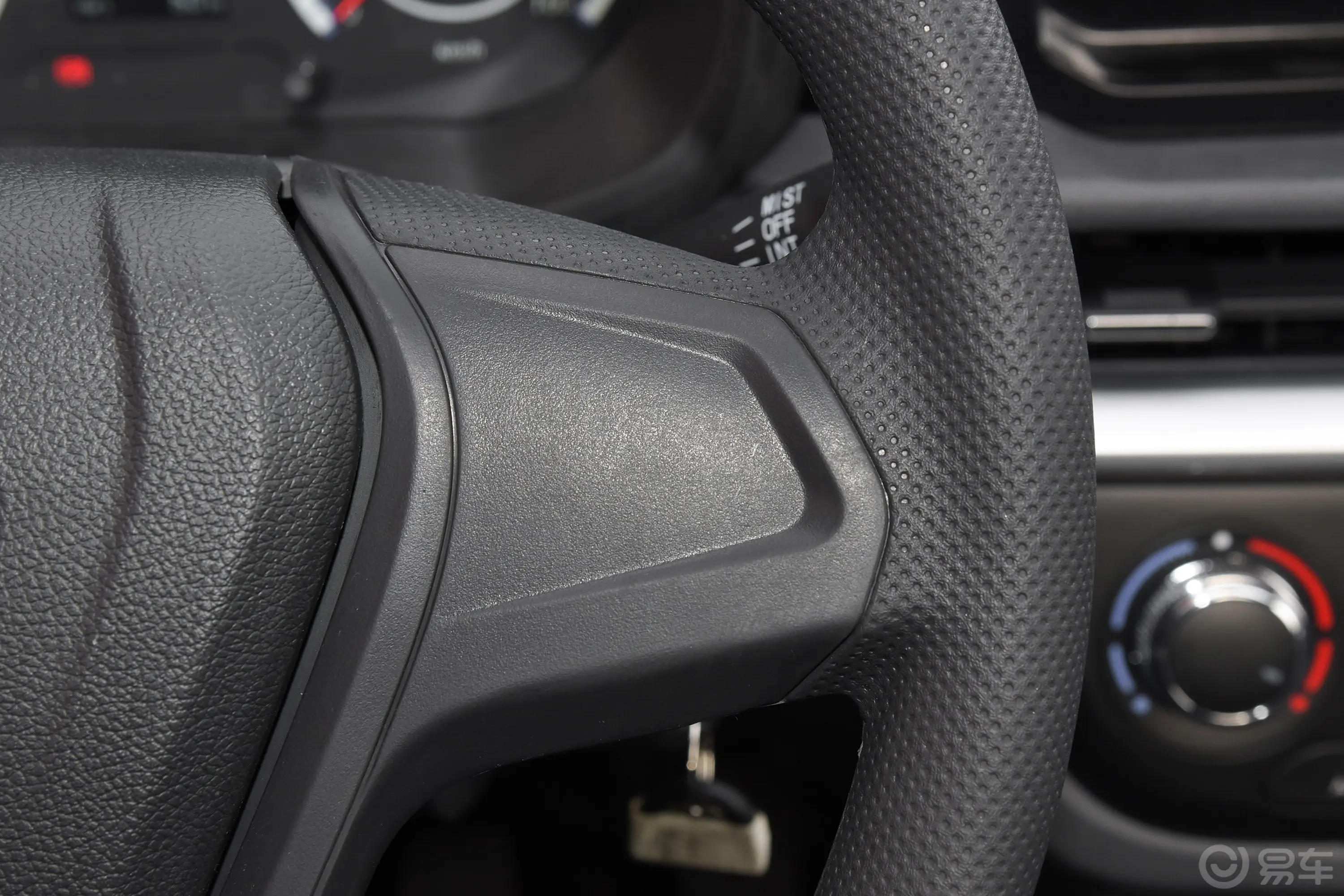 长安星卡1.5L 单排2.8米载货汽车舒适型空调右侧方向盘功能按键