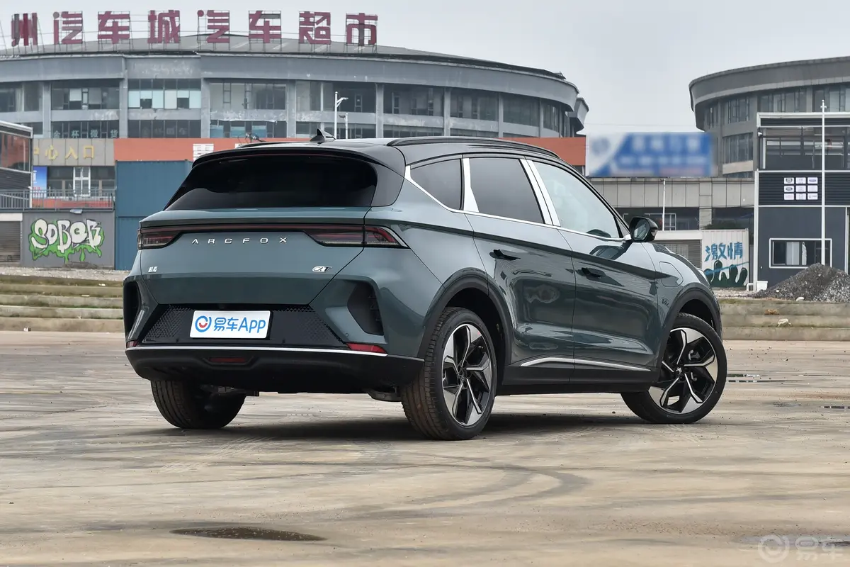 极狐 阿尔法T森林版PRO 618E 电机175kW 宁德时代侧后45度车头向右水平