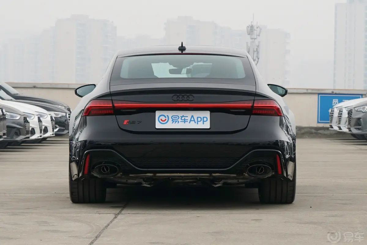 奥迪RS 74.0T Sportback Performance正后水平