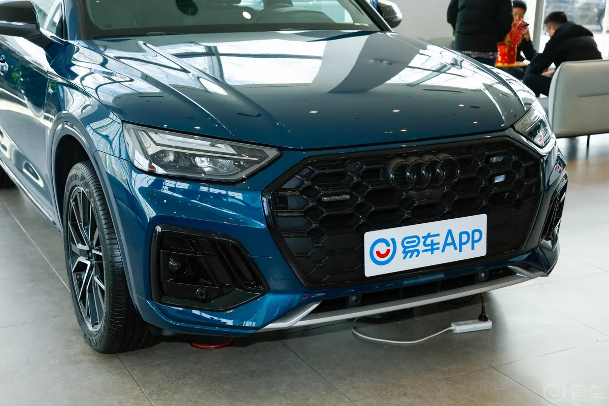 奥迪Q5L40 TFSI 豪华动感型前格栅侧俯拍