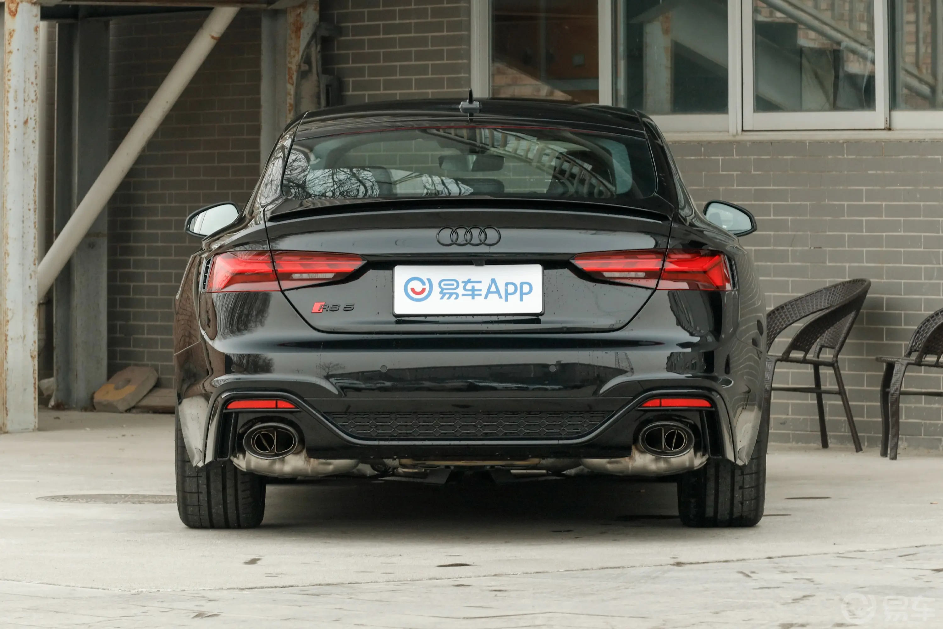 奥迪RS 52.9T Sportback 燃擎版正后水平