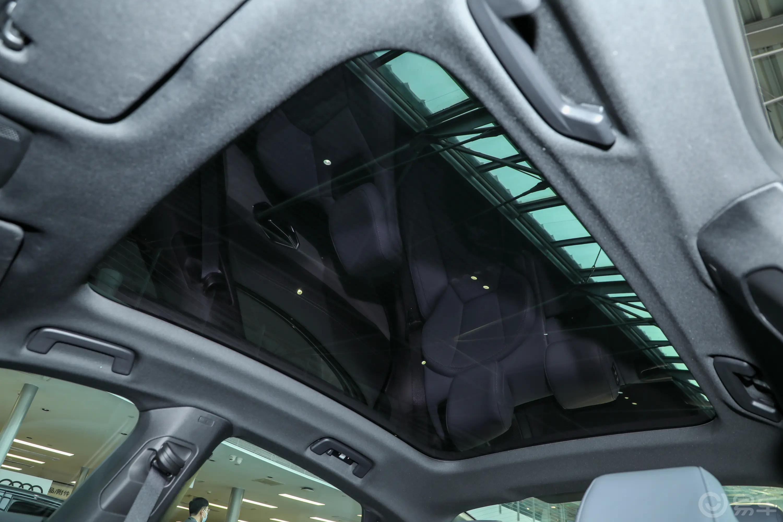 奥迪e-tron GT480km 标准型天窗内拍关闭