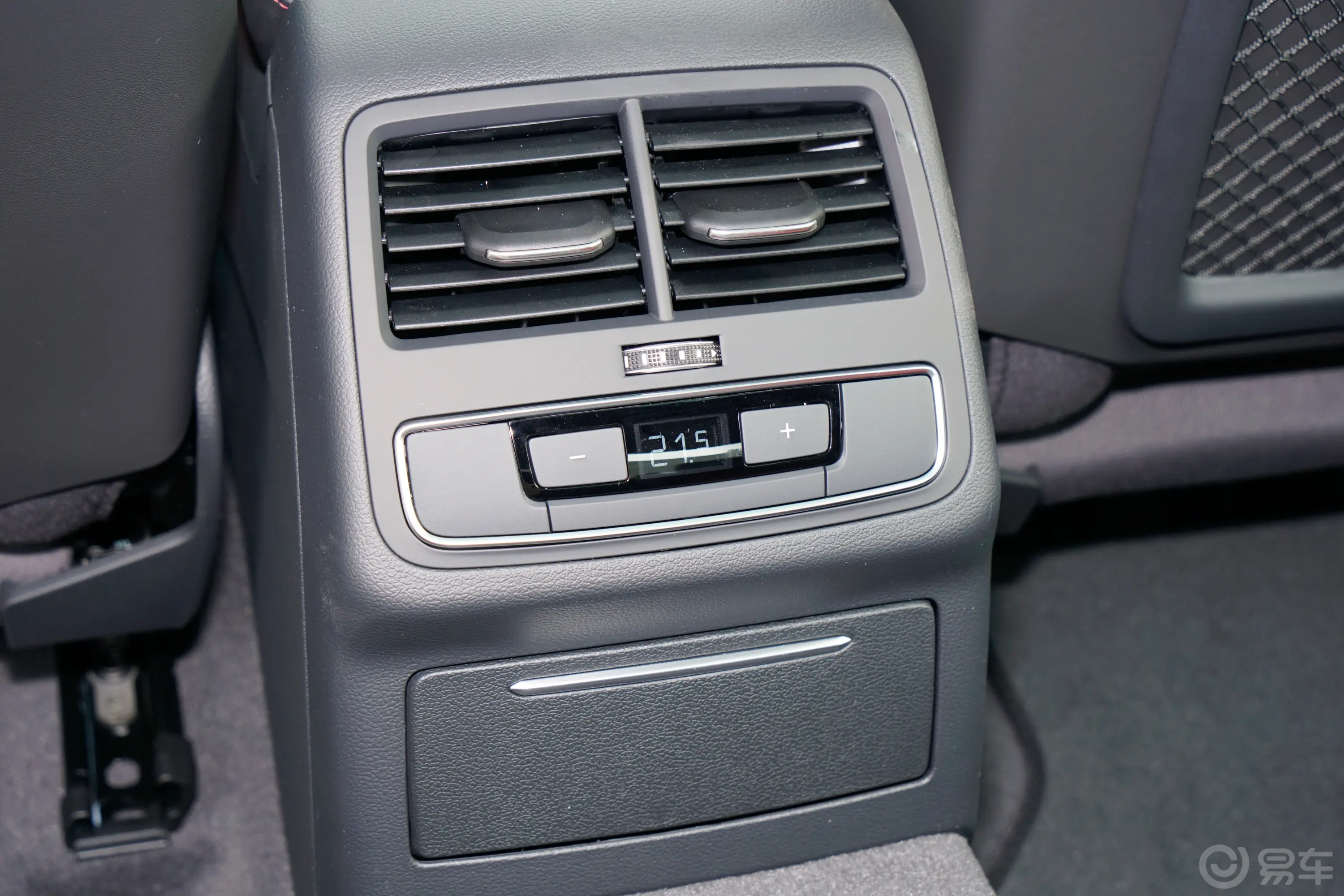 奥迪A4L45 TFSI quattro 臻选动感型后排空调控制键