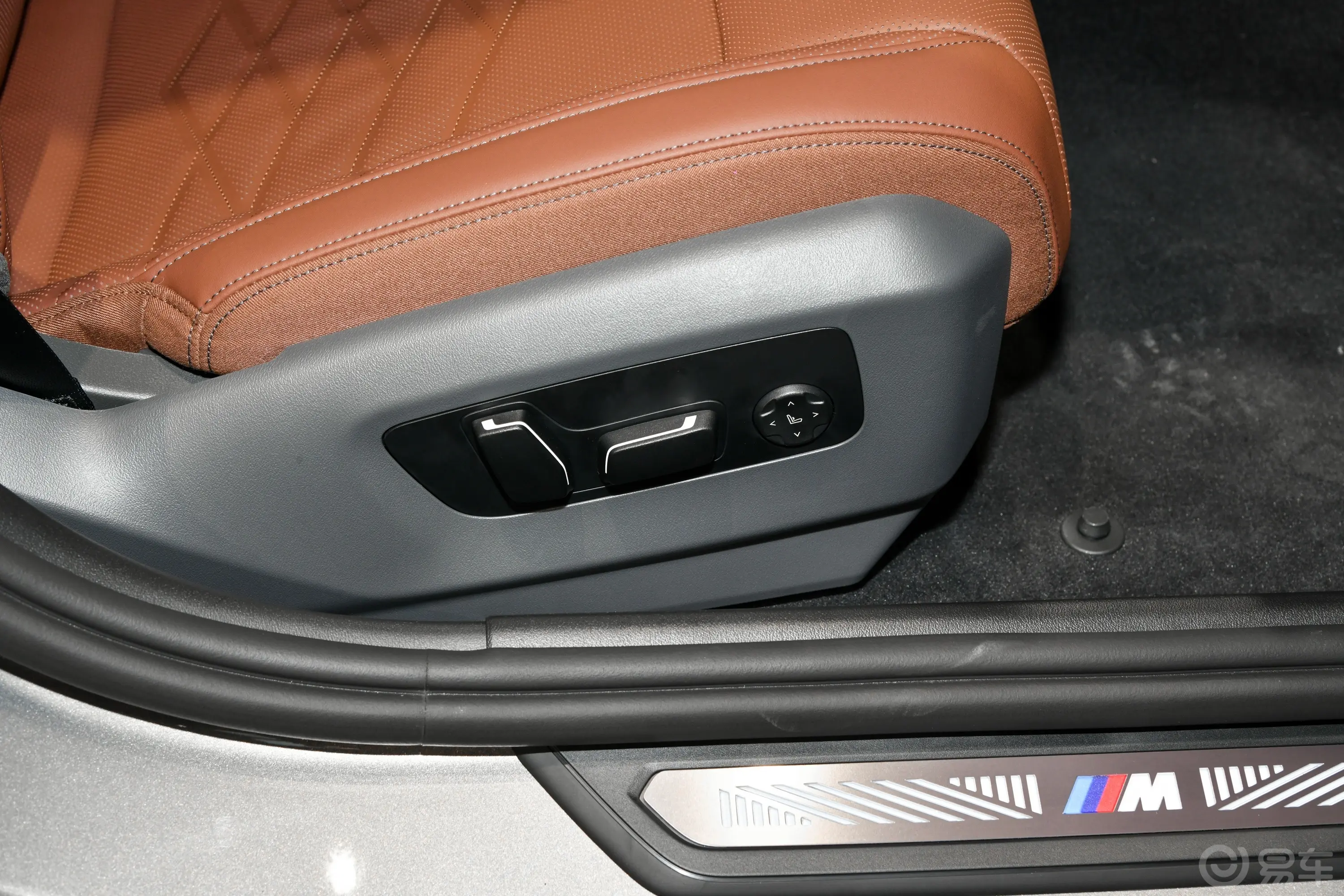 宝马i5eDrive 35L 尊享型 M运动套装副驾座椅调节
