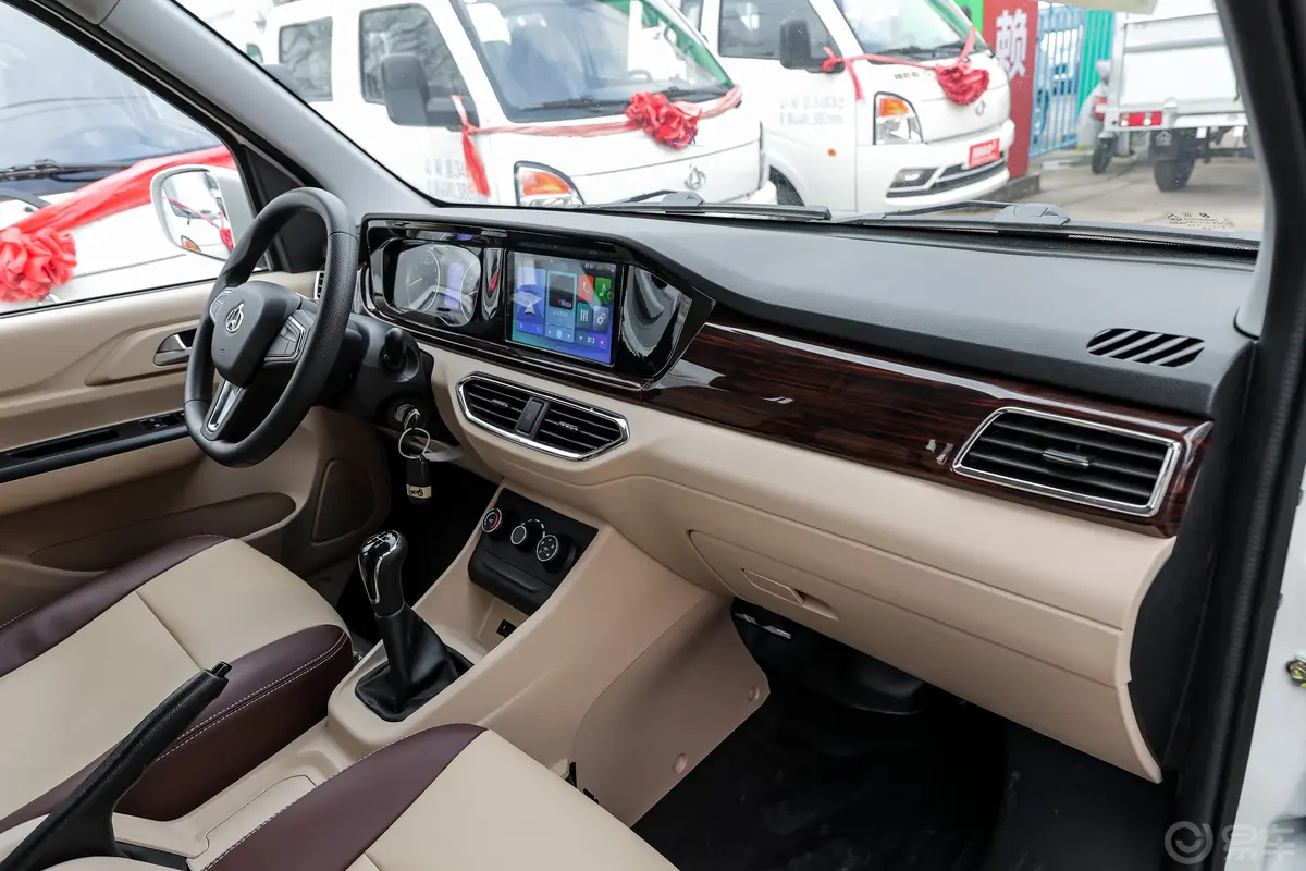 跨越星V7露营车 1.6L 标准型 5座内饰全景副驾方向