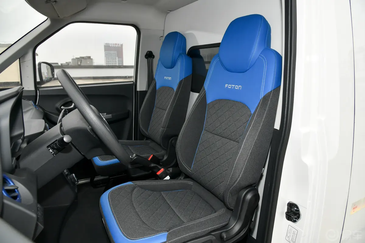 精灵智蓝E7 标准版 亿纬锂能41.86kWh驾驶员座椅