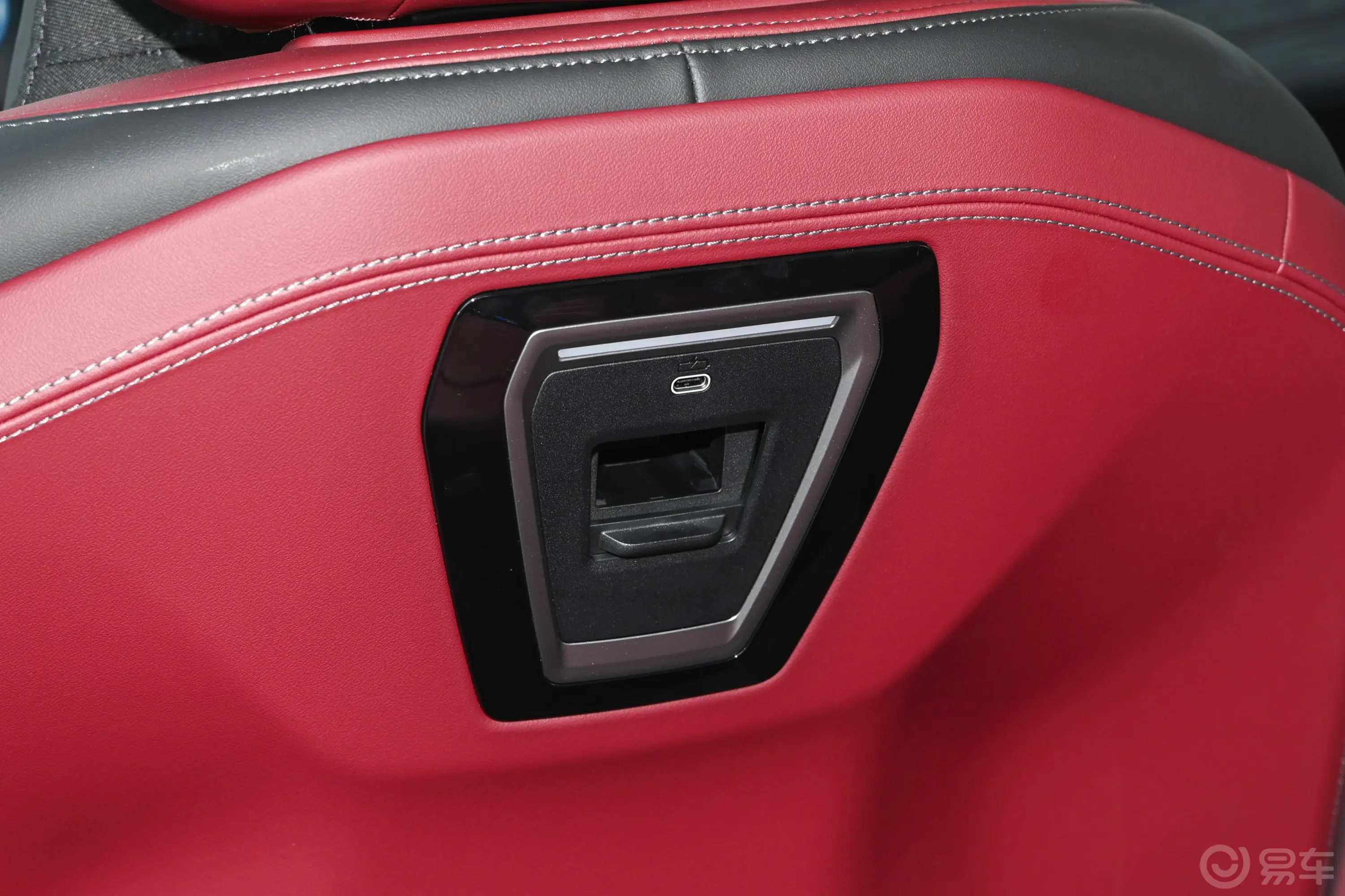 宝马i5eDrive 35L 尊享型 豪华套装后排充电口