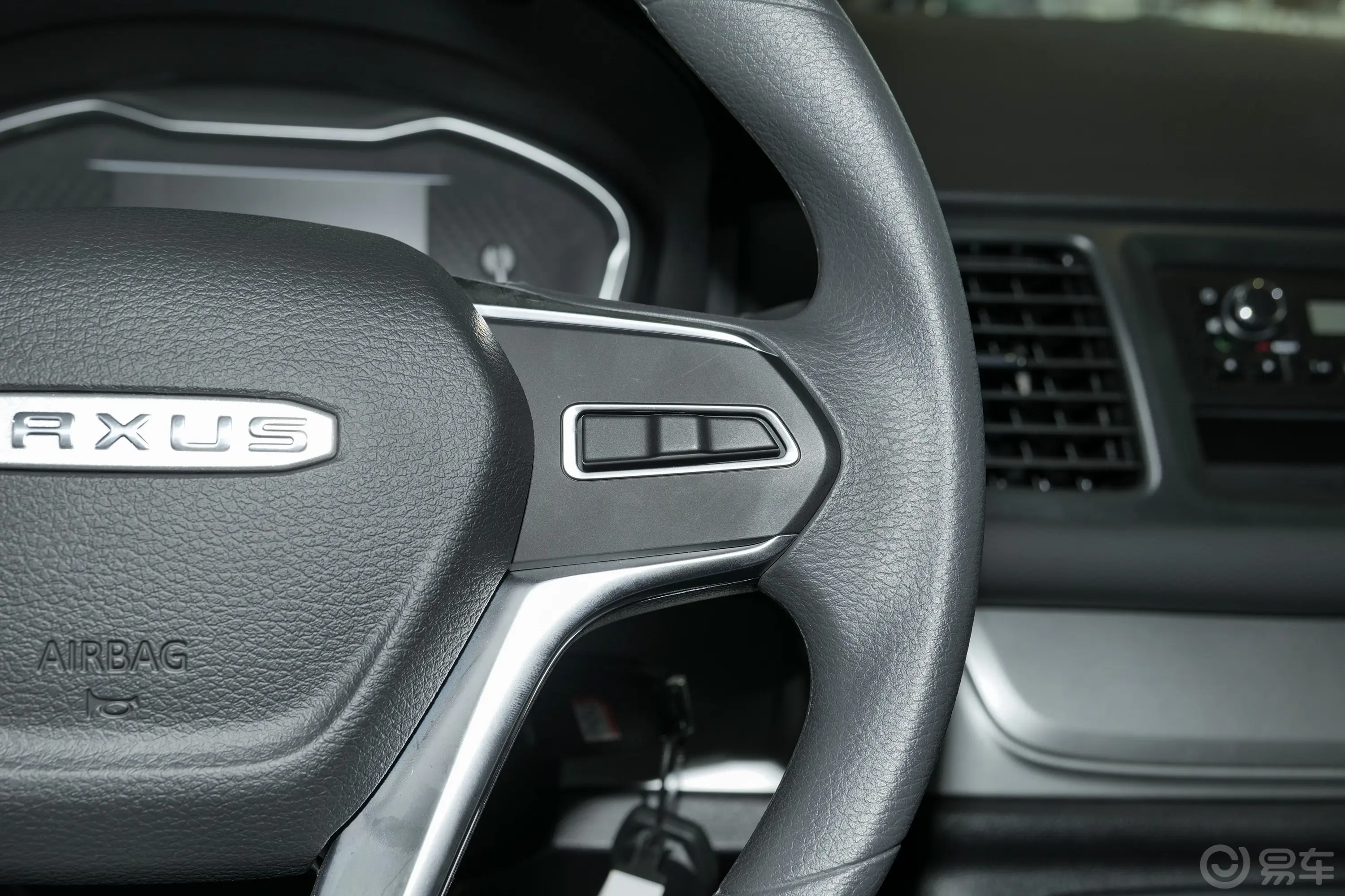 大通G10改款 2.0L 手动多功能版 汽油 7座右侧方向盘功能按键