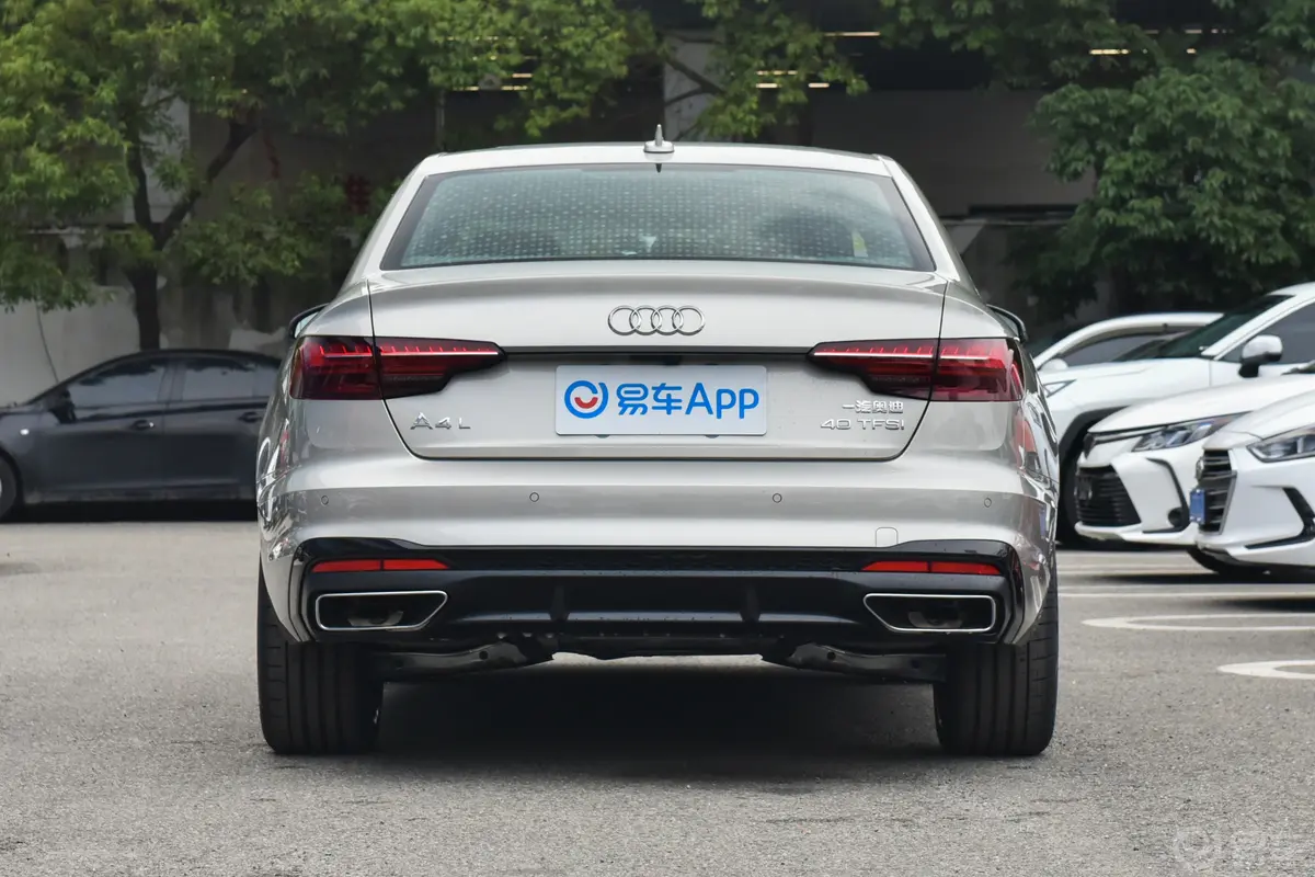 奥迪A4L40 TFSI 豪华动感型正后水平