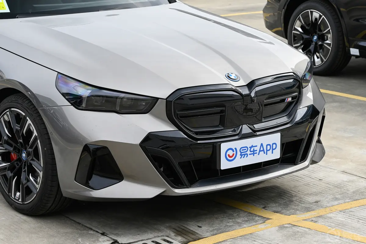 宝马i5(进口)xDrive M60前格栅侧俯拍