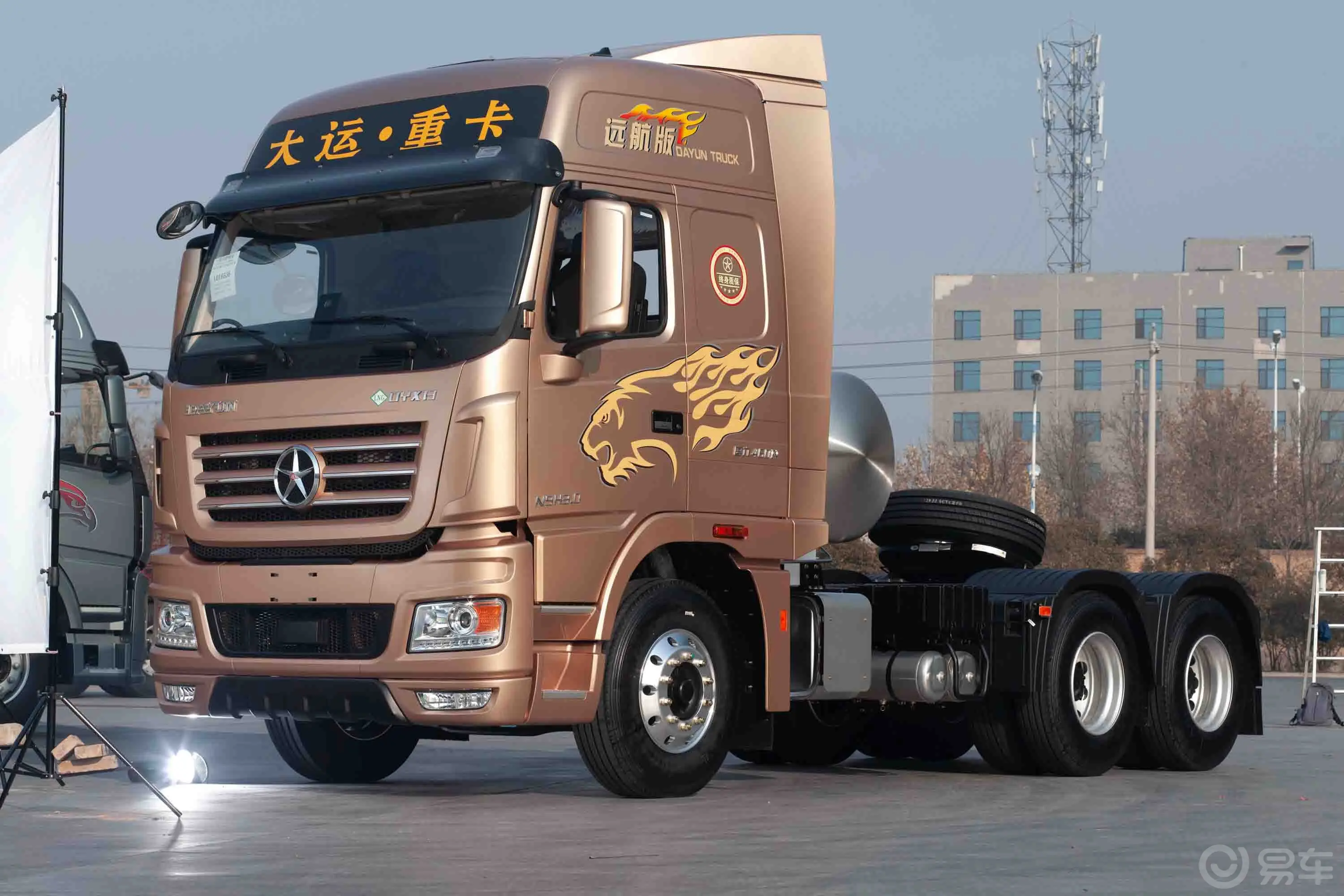 大运N9H潍柴12.54L 560马力 7.335米 牵引 6X4 天然气 国Ⅵ（CGC4250N6ECGH）外观