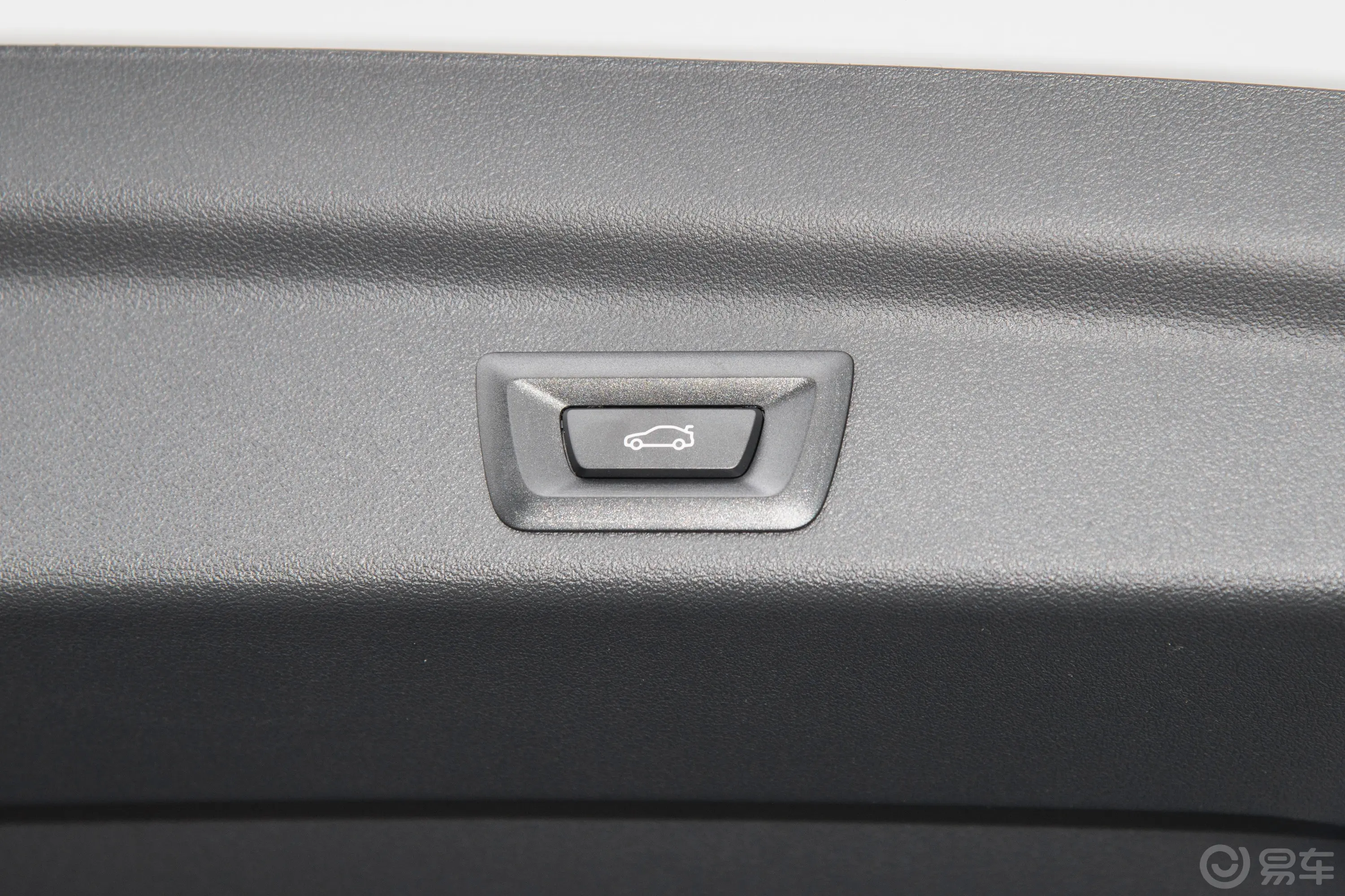 宝马X1sDrive25Li X设计套装电动尾门按键（手动扶手）