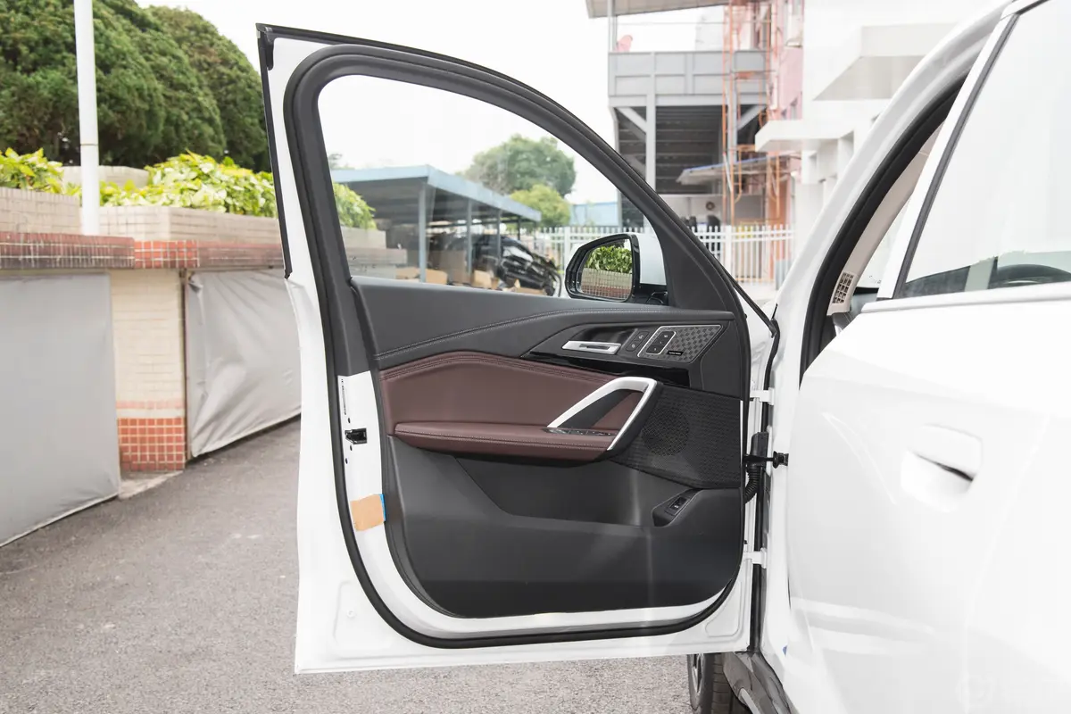 宝马X1sDrive25Li X设计套装驾驶员侧前车门