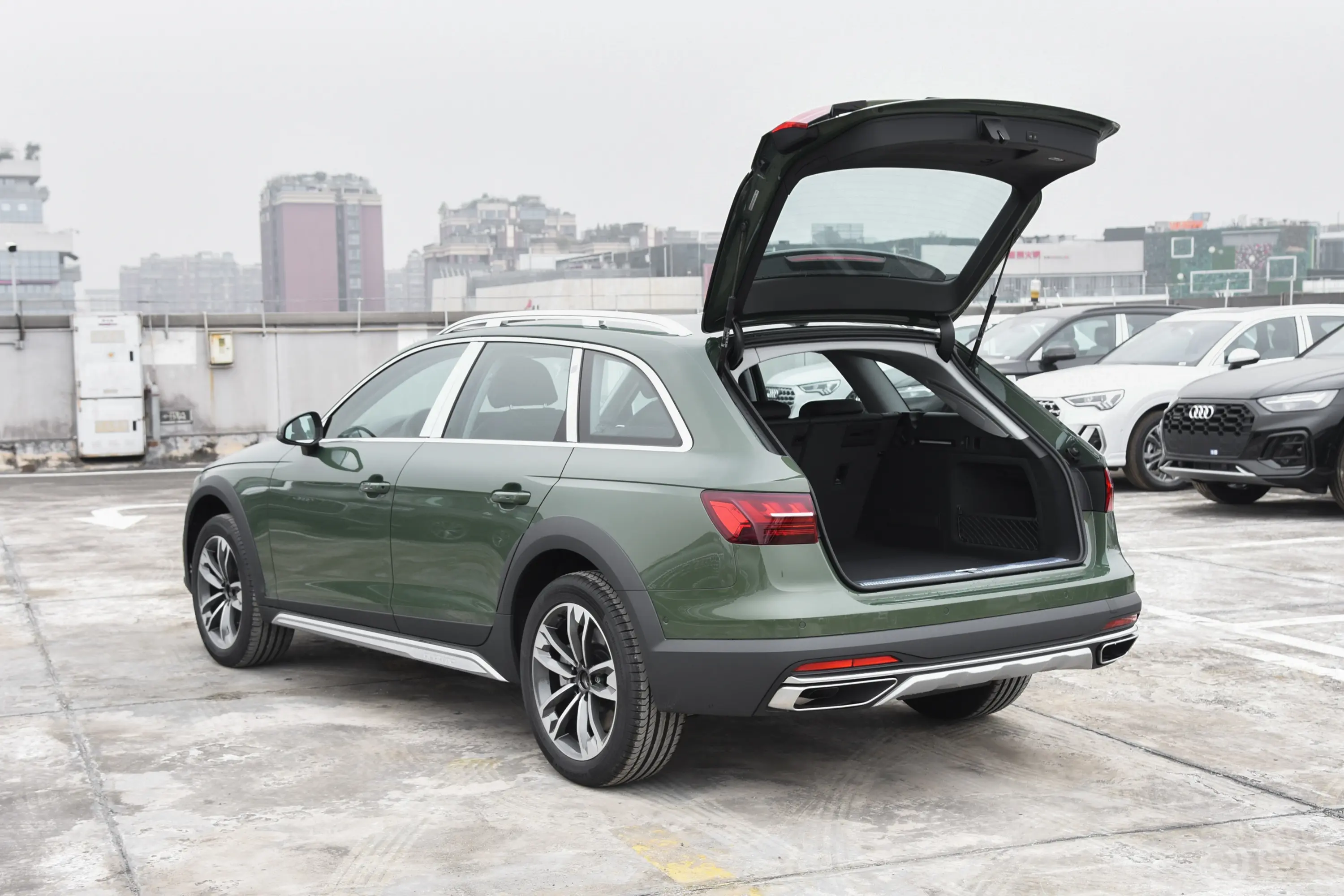 奥迪A4(进口)allroad quattro后备厢开启45度侧拍