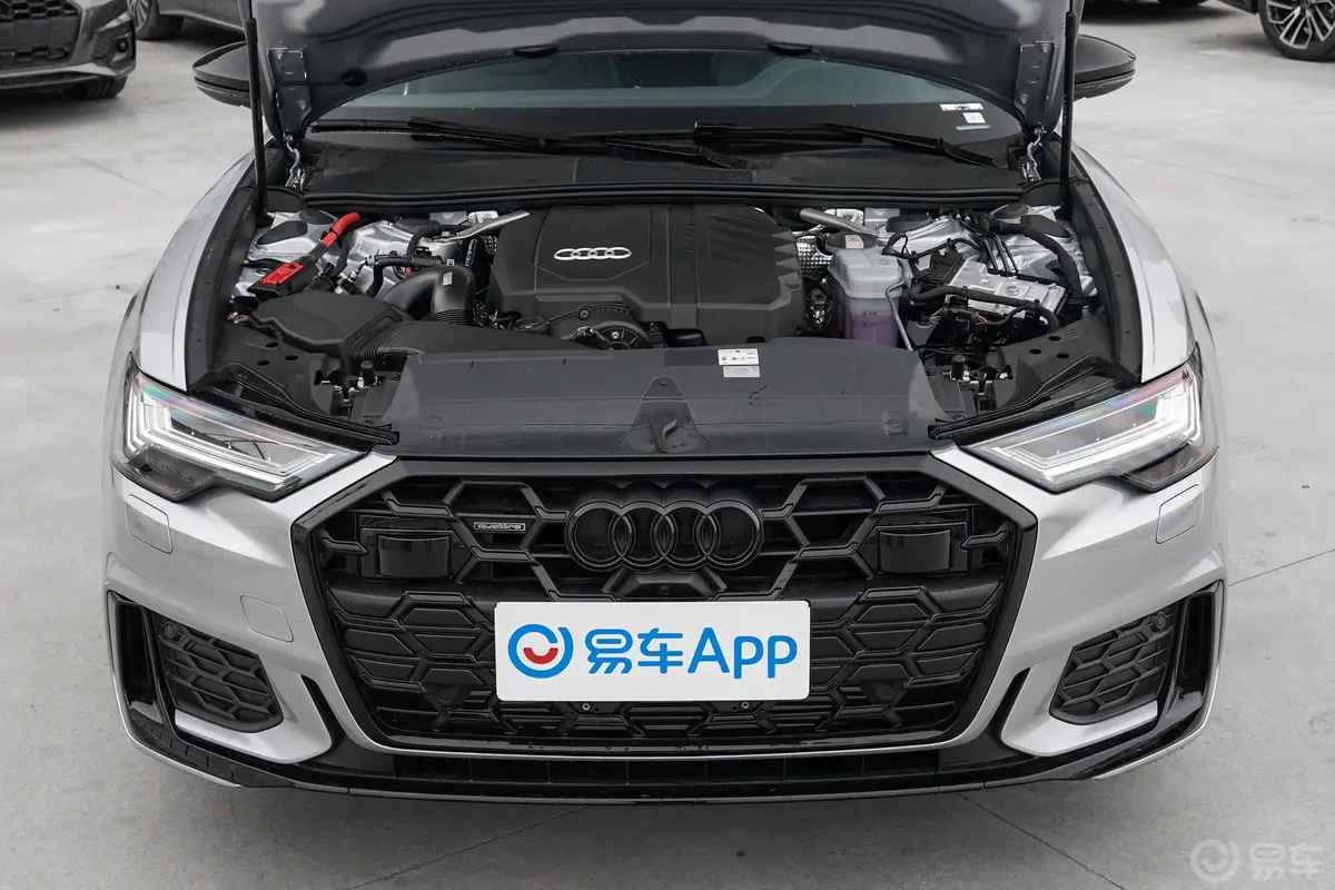 奥迪A6Avant 先锋派 45 TFSI 臻选动感型发动机舱整体