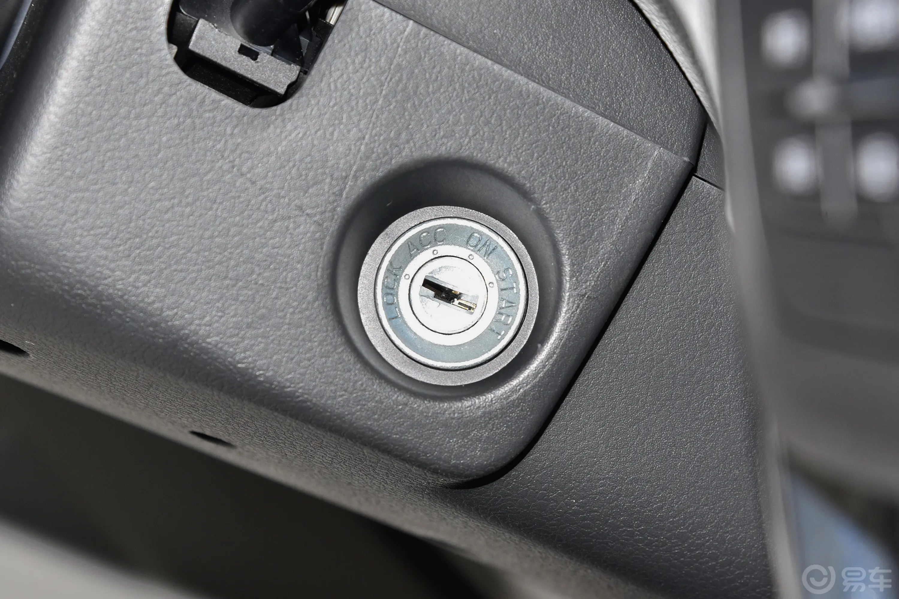 金杯新海狮X30L1.5L 客车财富中央空调版 6/7座 CNG(70L)钥匙孔或一键启动按键