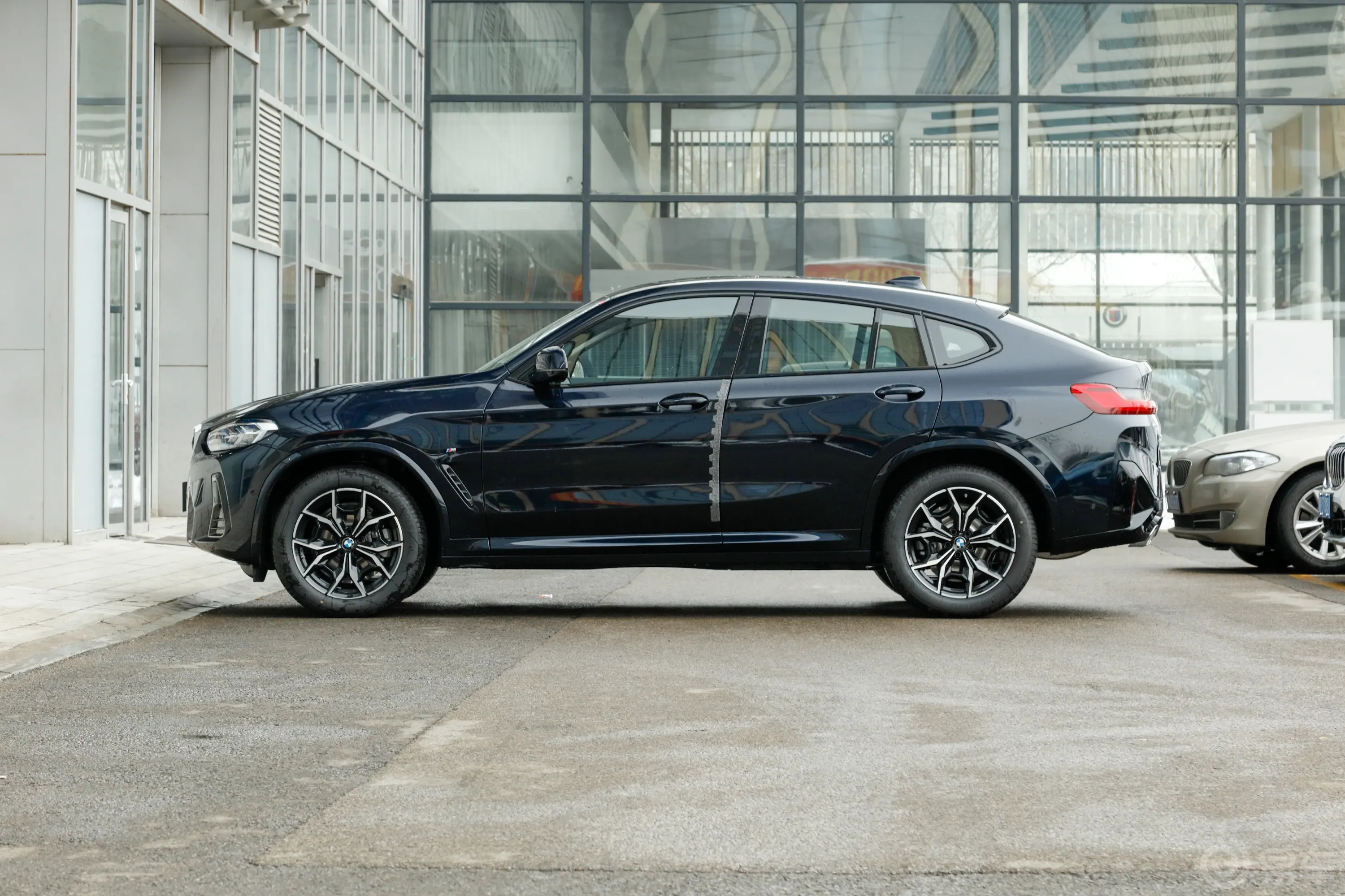 宝马X4xDrive25i M运动套装正侧车头向左水平