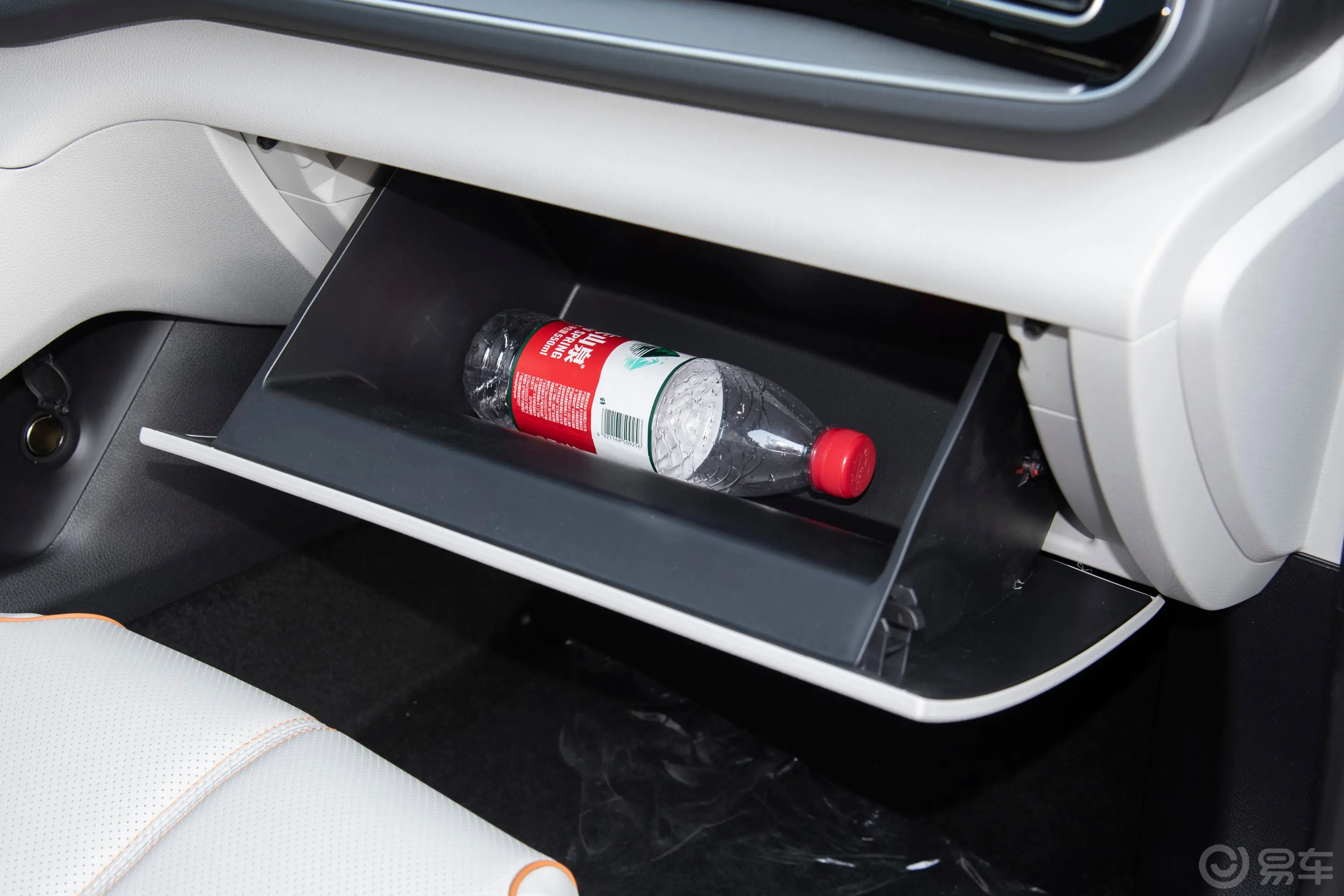 秦PLUS新能源EV 荣耀版 510km 超越型手套箱空间水瓶横置