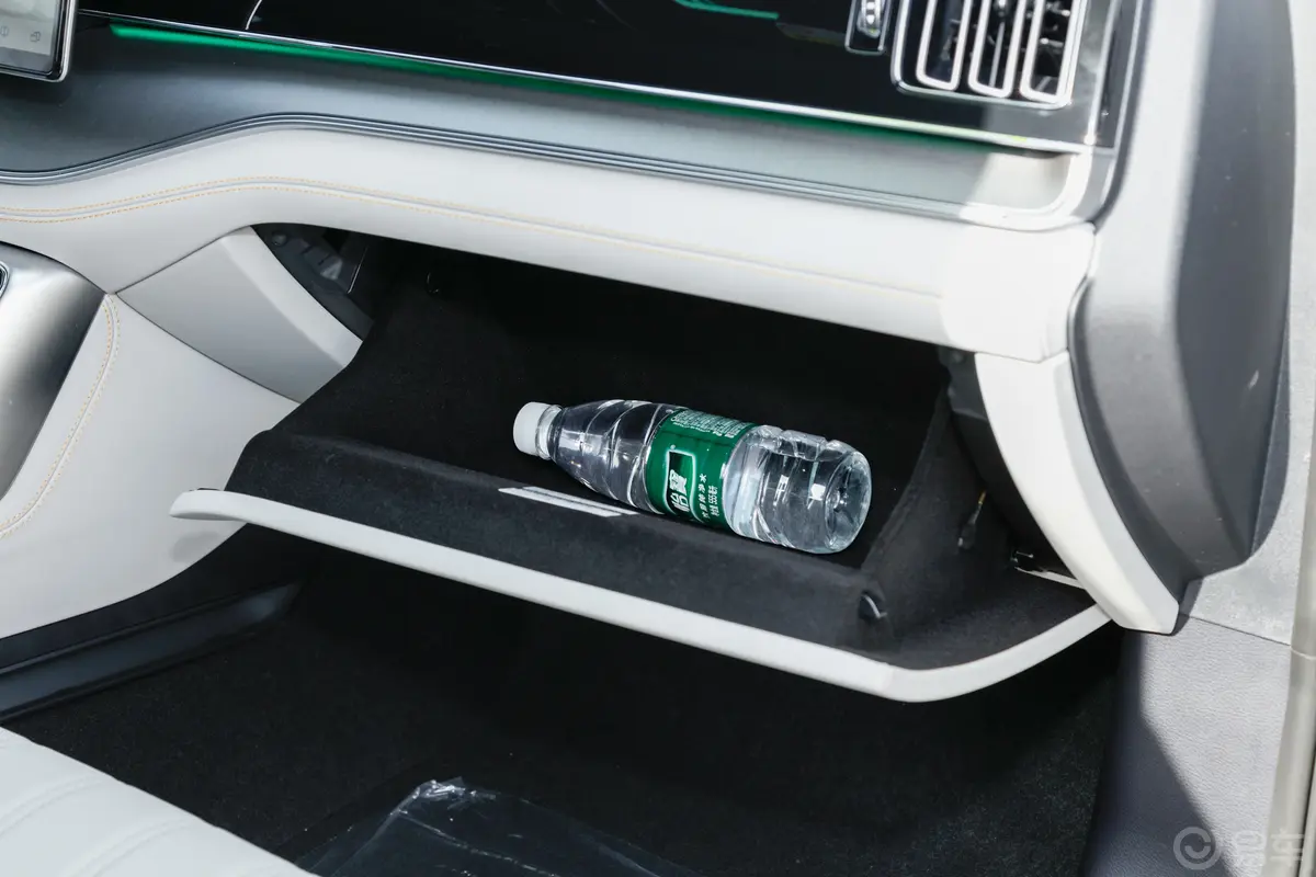 唐新能源EV 冠军版 730km 前驱尊享型 6座手套箱空间水瓶横置